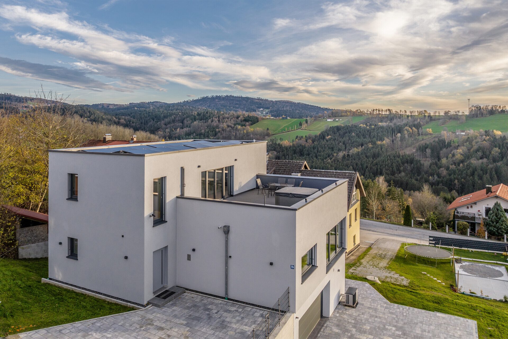 Aussenansicht mit Panorama Immobilienangebot - Waldkirchen - Alle - Traum-Villa mit atemberaubendem Ausblick!
Highend Ausstattung - schöner Wohnen geht kaum....