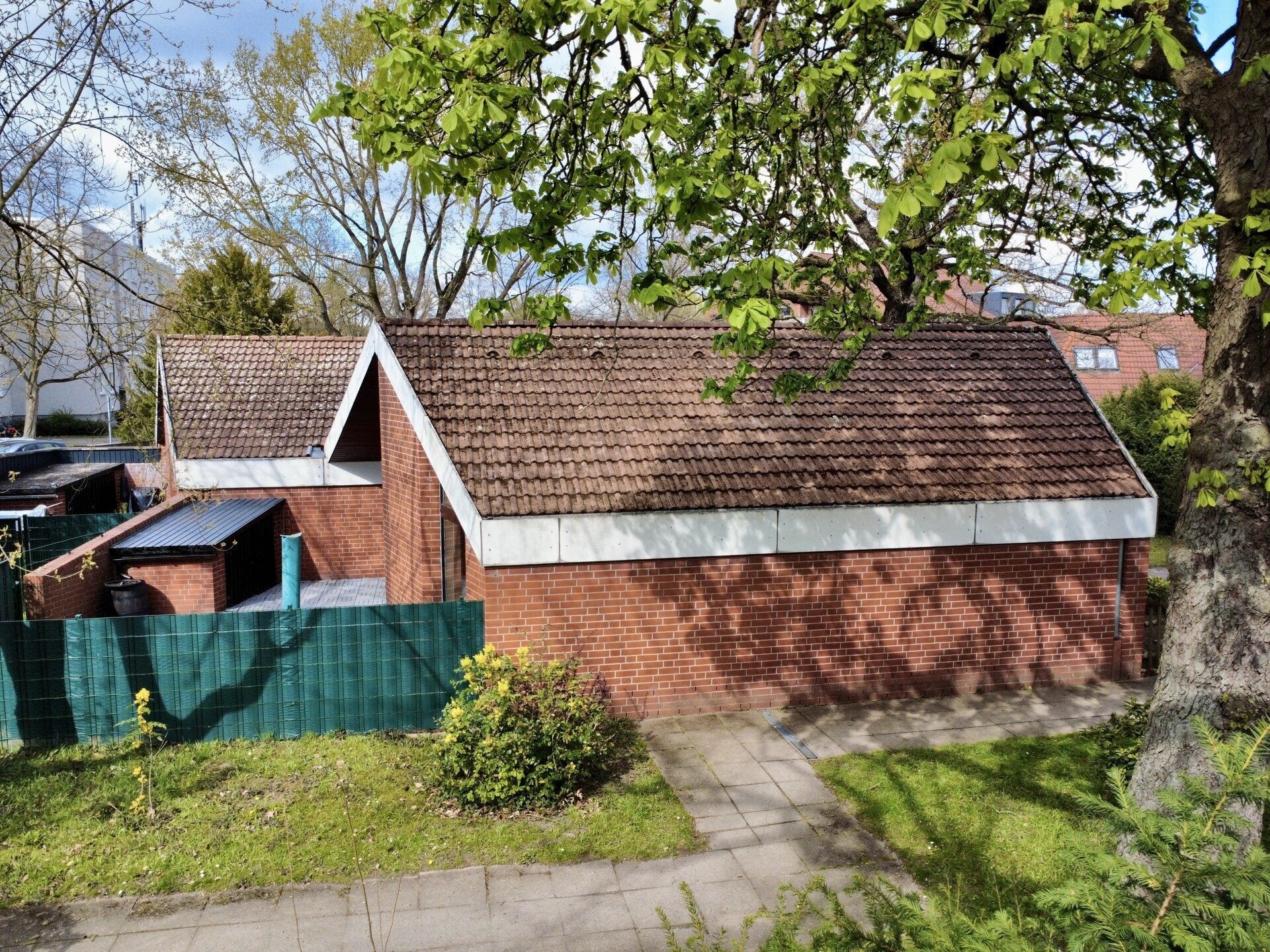 Immobilienangebot - Hannover / Davenstedt - Alle - Ob als Anlage oder selbst genutzt - Urban trifft Idyll. Wohnen im kleinen Bungalow