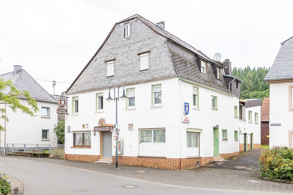 Immobilienangebot - Niederwörresbach - Alle - Zwei charmante Einfamilienhäuser –sowie ein optionales angrenzendes großes Baugrundstück