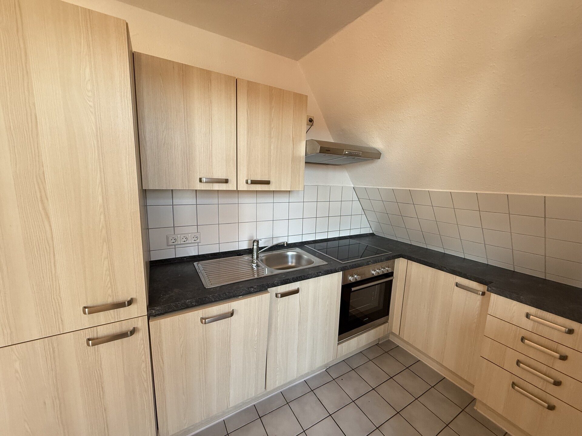Immobilienangebot - Rottenburg am Neckar - Alle - Attraktive 2-Zimmerwohnung im Herzen von Rottenburg mit EBK, Balkon und Garage!