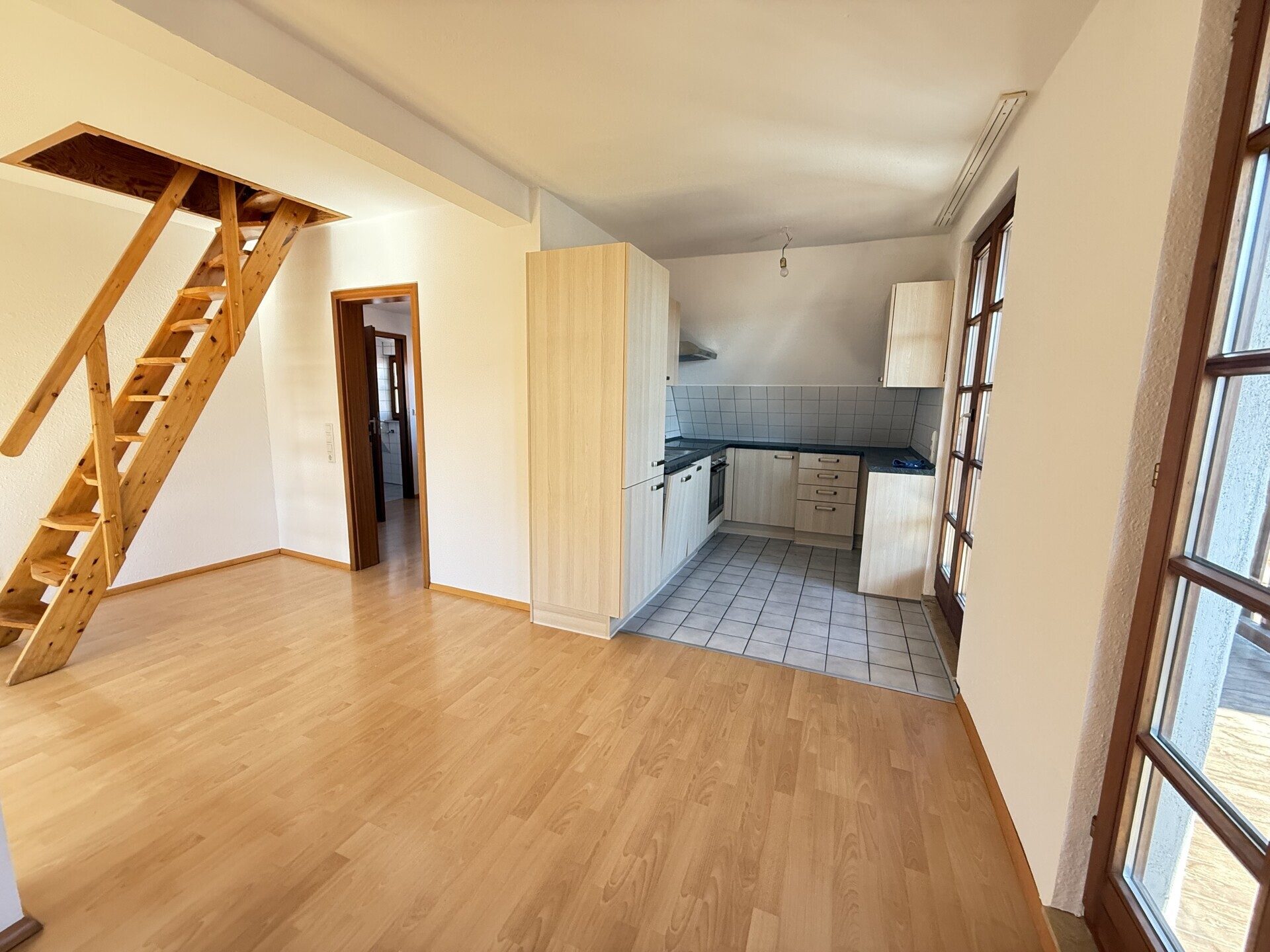 Immobilienangebot - Rottenburg am Neckar - Alle - Attraktive 2-Zimmerwohnung im Herzen von Rottenburg mit EBK, Balkon und Garage!