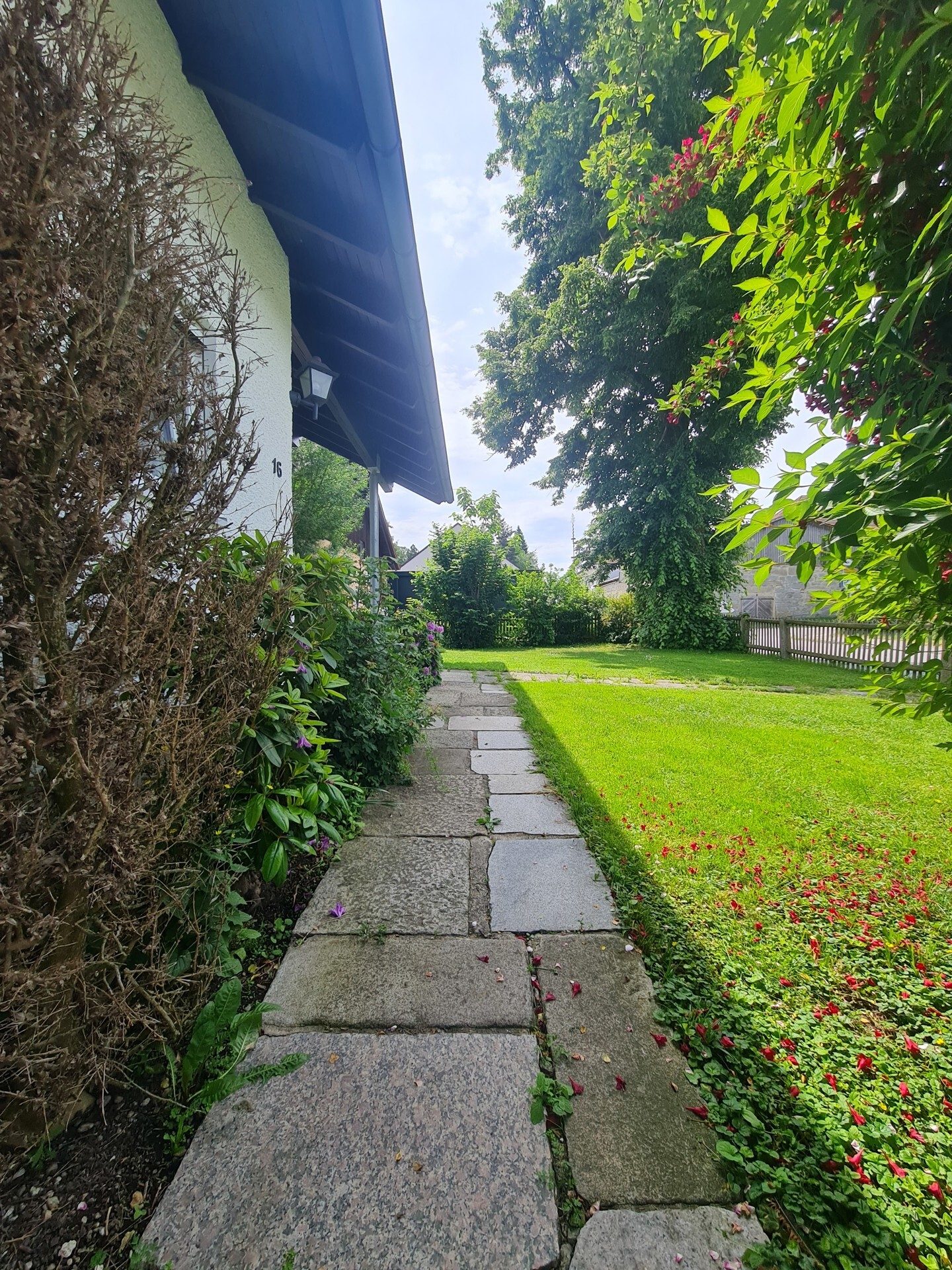 Immobilienangebot - Salzweg / Straßkirchen - Alle - Tolles Wohnhaus mit Traumgarten vor den Toren Passaus. Familienglück oder Kapitalanlage oder beides?