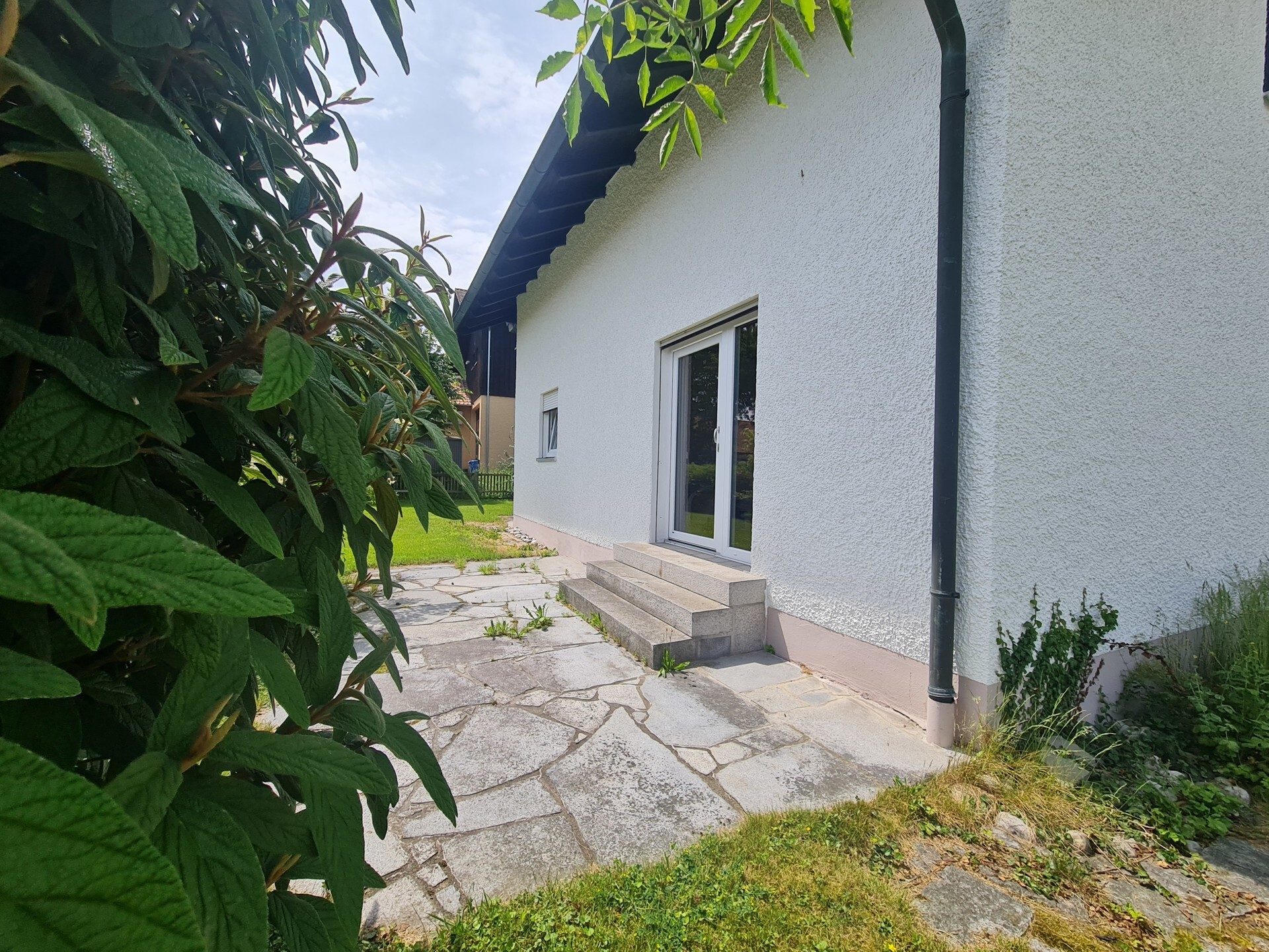 Immobilienangebot - Salzweg / Straßkirchen - Alle - Tolles Wohnhaus mit Traumgarten vor den Toren Passaus. Familienglück oder Kapitalanlage oder beides?