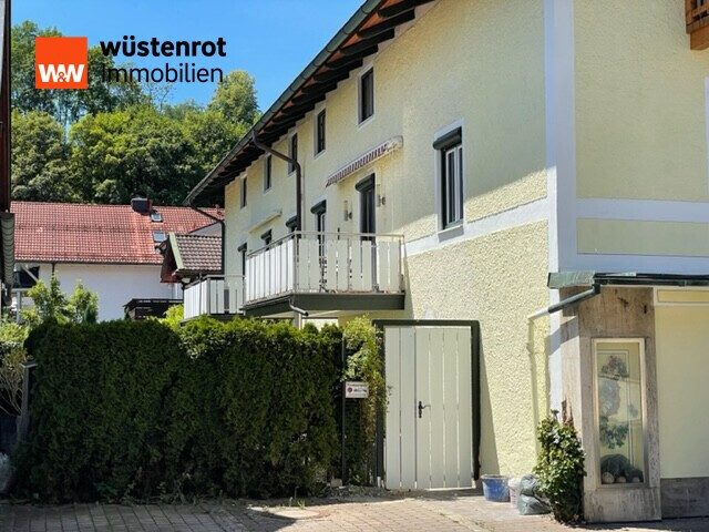 Immobilienangebot - Miesbach - Alle - Provisionsfrei für Käufer! 4 Zi.-EG-Wohnung, ca. 89m² Wfl., eigener Garten, eigener Eingang!