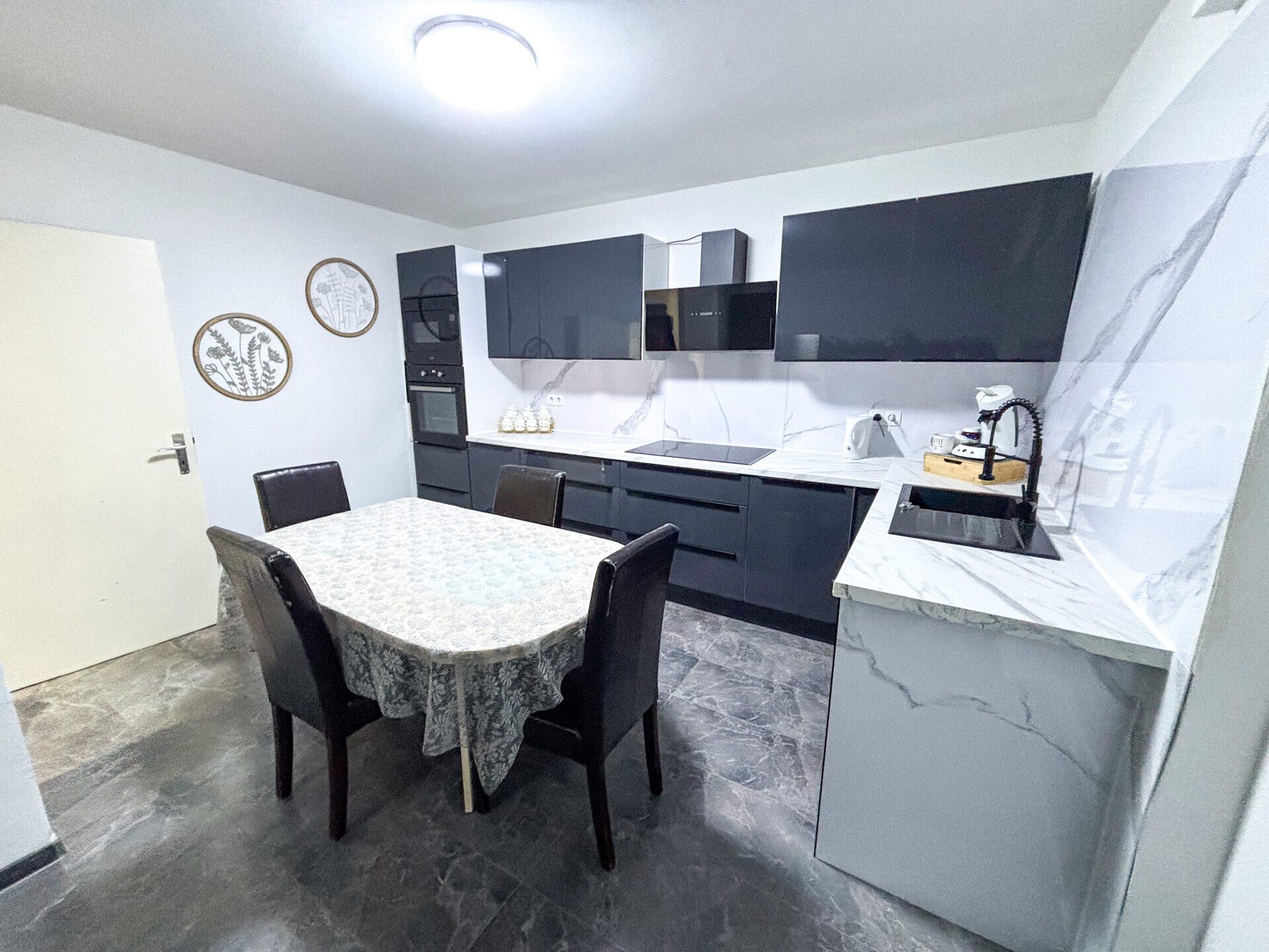 Immobilienangebot - Ettringen - Alle - Gepflegtes Einfamilienhaus mit großem Garten, Sonnenterrasse und zusätzlichem Grundstück