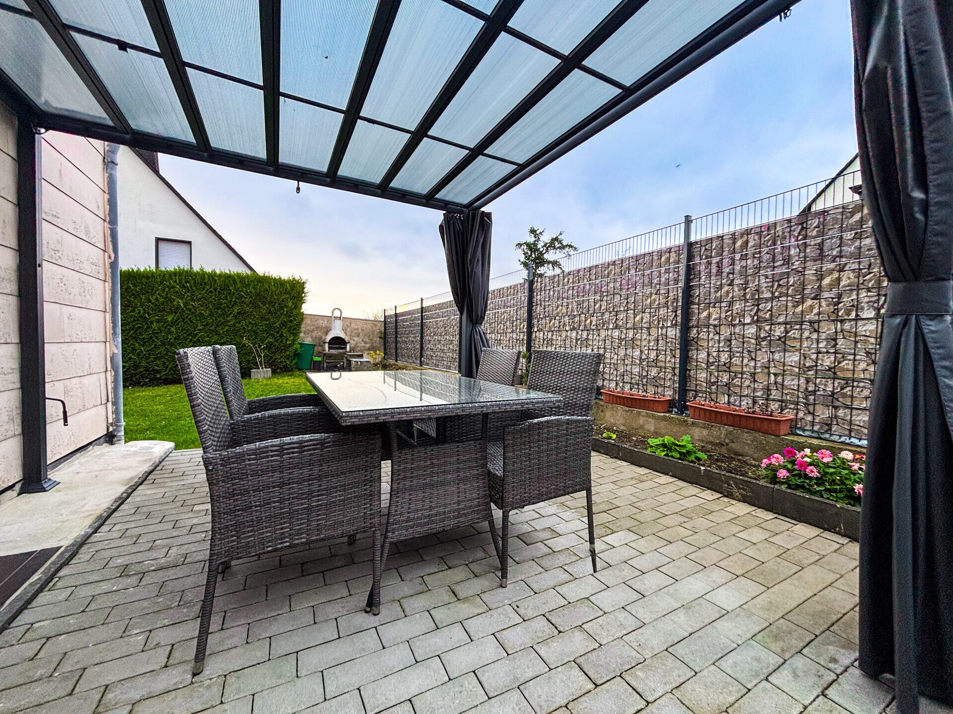 Immobilienangebot - Ettringen - Alle - Gepflegtes Einfamilienhaus mit großem Garten, Sonnenterrasse und zusätzlichem Grundstück