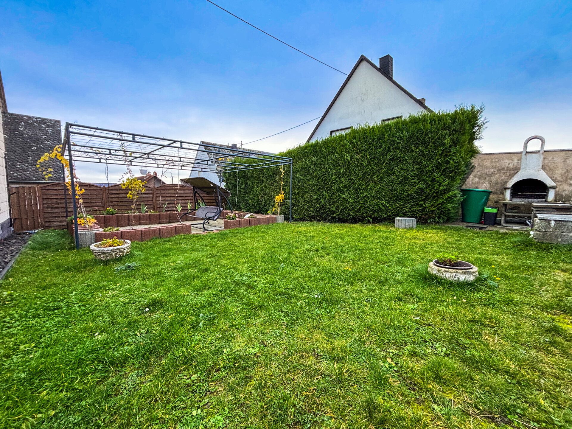 Immobilienangebot - Ettringen - Alle - Gepflegtes Einfamilienhaus mit großem Garten, Sonnenterrasse und zusätzlichem Grundstück
