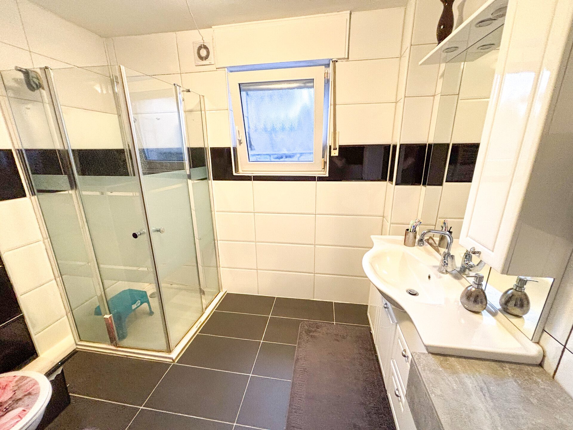 Immobilienangebot - Ettringen - Alle - Gepflegtes Einfamilienhaus mit großem Garten, Sonnenterrasse und zusätzlichem Grundstück