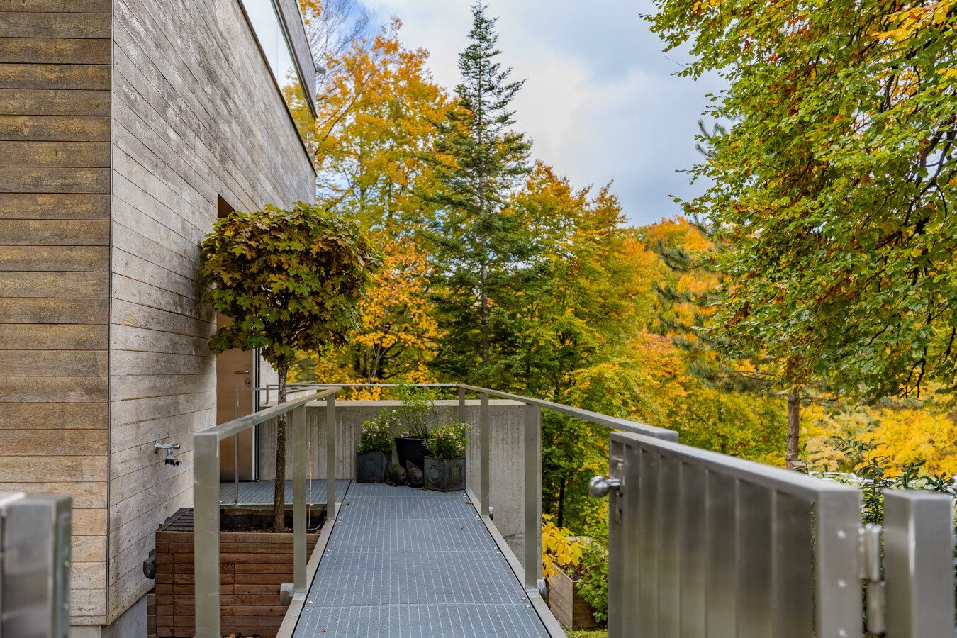 Immobilienangebot - Starnberg - Alle - Exklusives Architektenhaus im Grünen - moderne Eleganz trifft auf Komfort und Natur im Einklang.