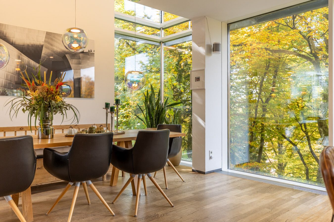 Immobilienangebot - Starnberg - Alle - Exklusives Architektenhaus im Grünen - moderne Eleganz trifft auf Komfort und Natur im Einklang.