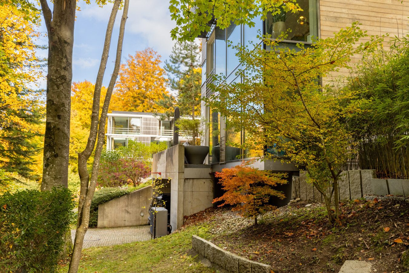 Immobilienangebot - Starnberg - Alle - Exklusives Architektenhaus im Grünen - moderne Eleganz trifft auf Komfort und Natur im Einklang.