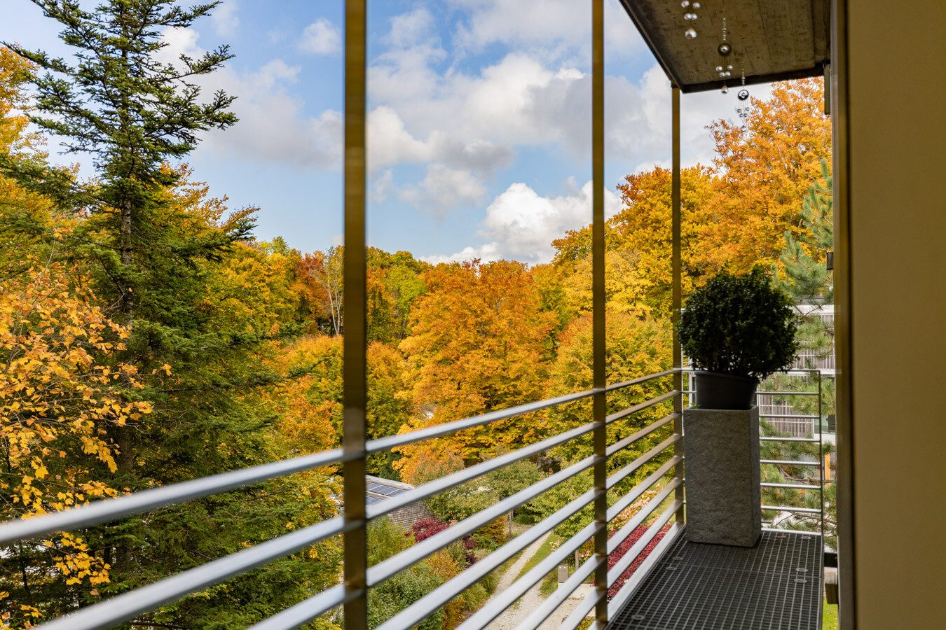 Immobilienangebot - Starnberg - Alle - Exklusives Architektenhaus im Grünen - moderne Eleganz trifft auf Komfort und Natur im Einklang.
