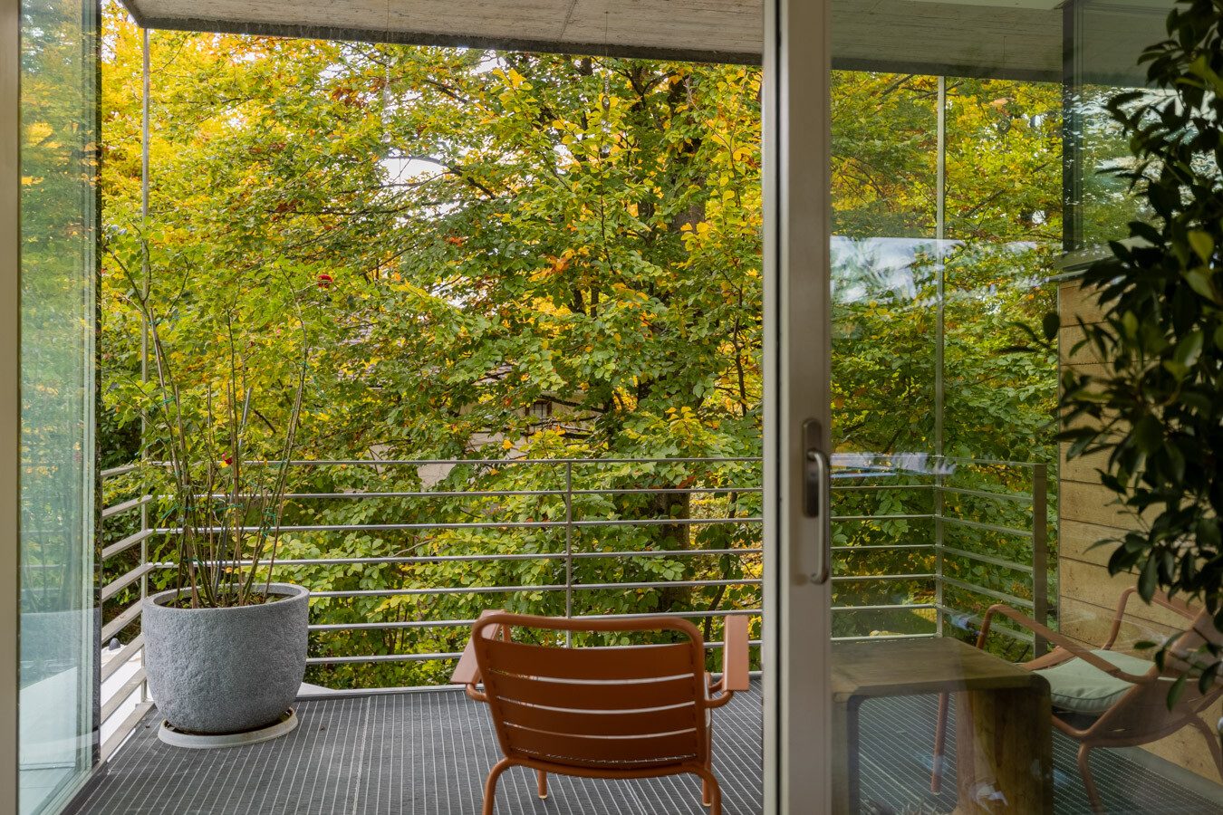 Immobilienangebot - Starnberg - Alle - Exklusives Architektenhaus im Grünen - moderne Eleganz trifft auf Komfort und Natur im Einklang.