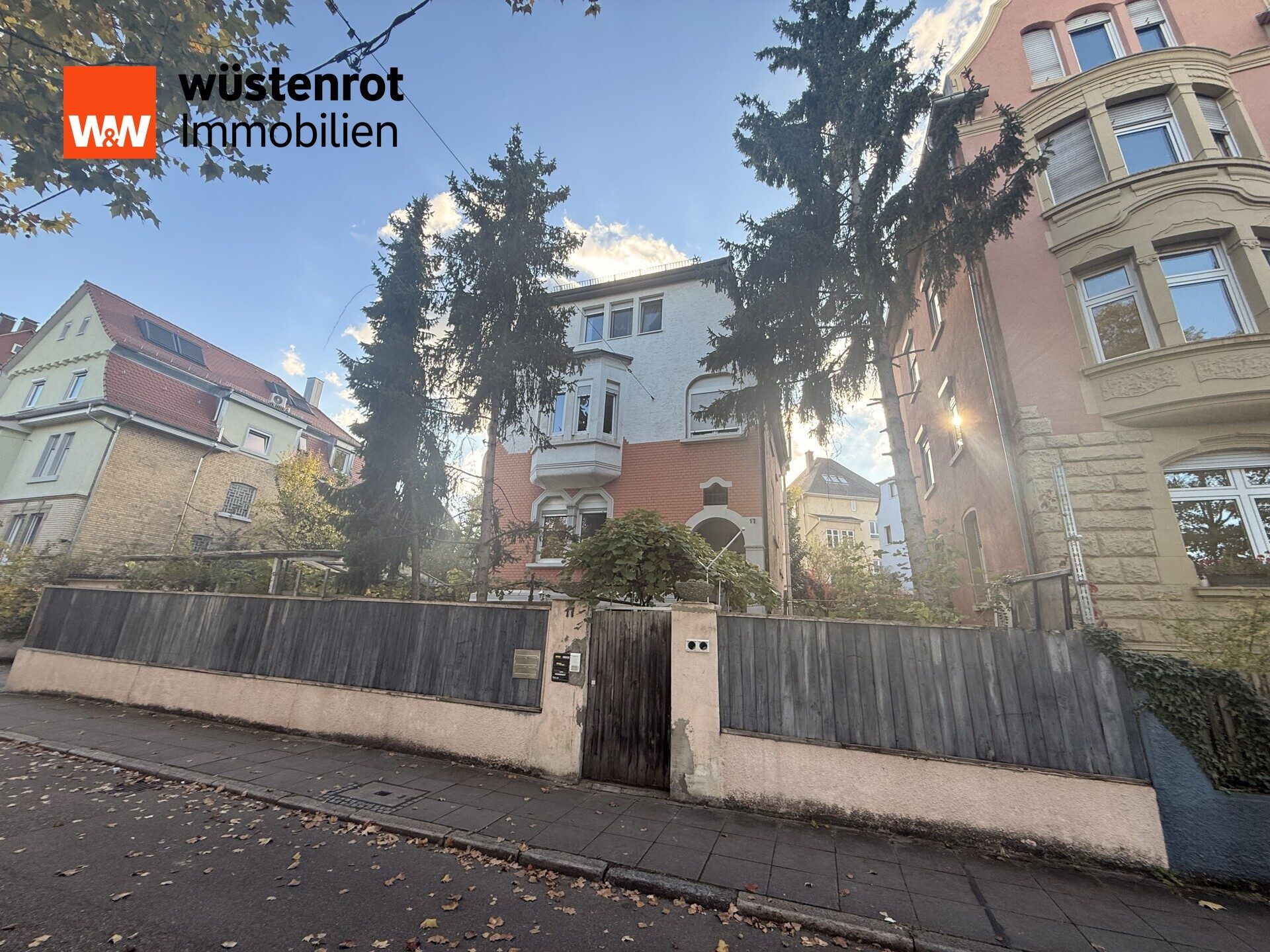 Immobilienangebot - Stuttgart / Zuffenhausen - Alle - Frei werdendes 3-Familienhaus mit Einliegerwohnung in Zuffenhausen, mit Garten, Balkon, 2 Garagen.