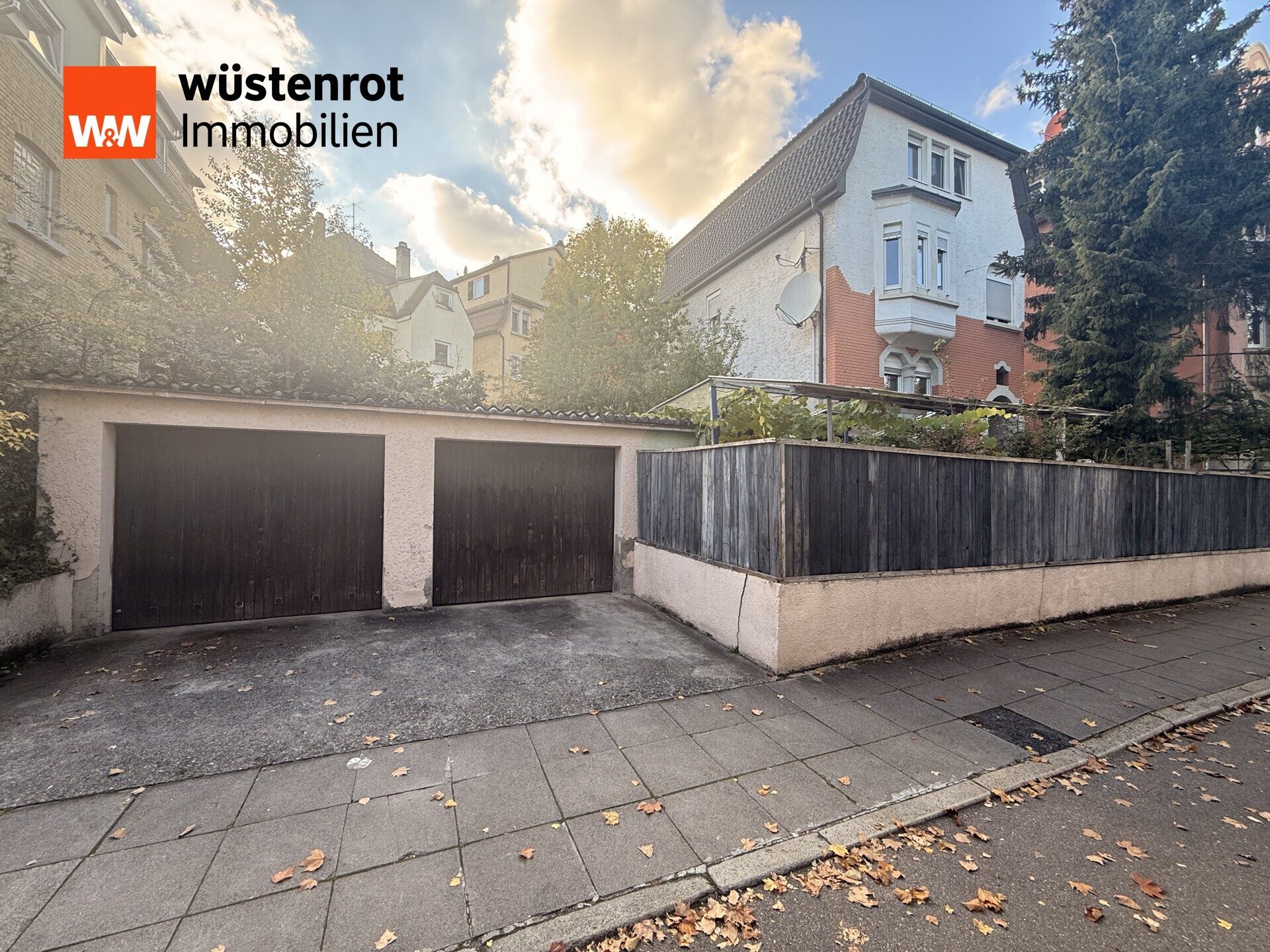 Immobilienangebot - Stuttgart / Zuffenhausen - Alle - Frei werdendes 3-Familienhaus mit Einliegerwohnung in Zuffenhausen, mit Garten, Balkon, 2 Garagen.