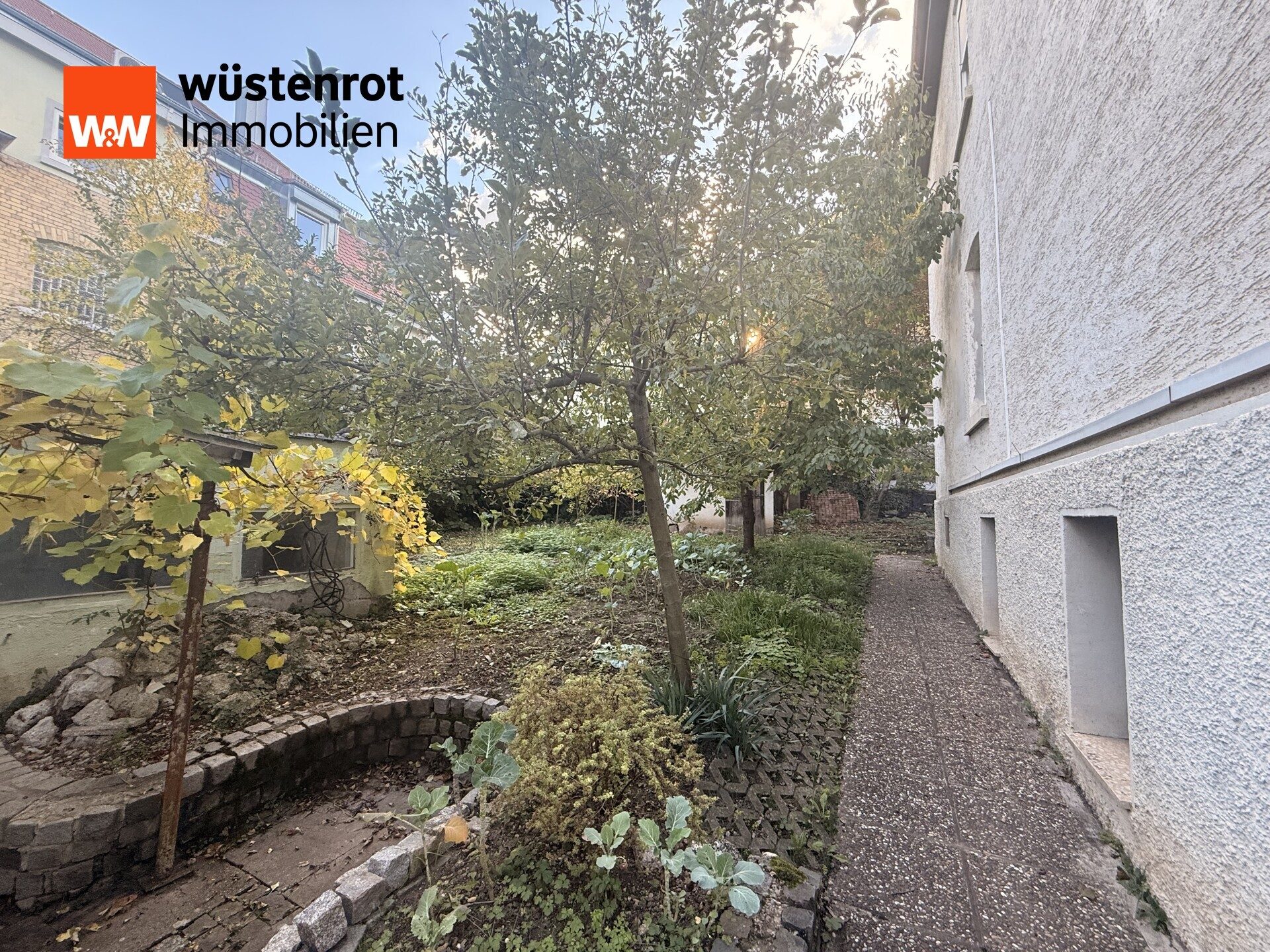 Immobilienangebot - Stuttgart / Zuffenhausen - Alle - Frei werdendes 3-Familienhaus mit Einliegerwohnung in Zuffenhausen, mit Garten, Balkon, 2 Garagen.