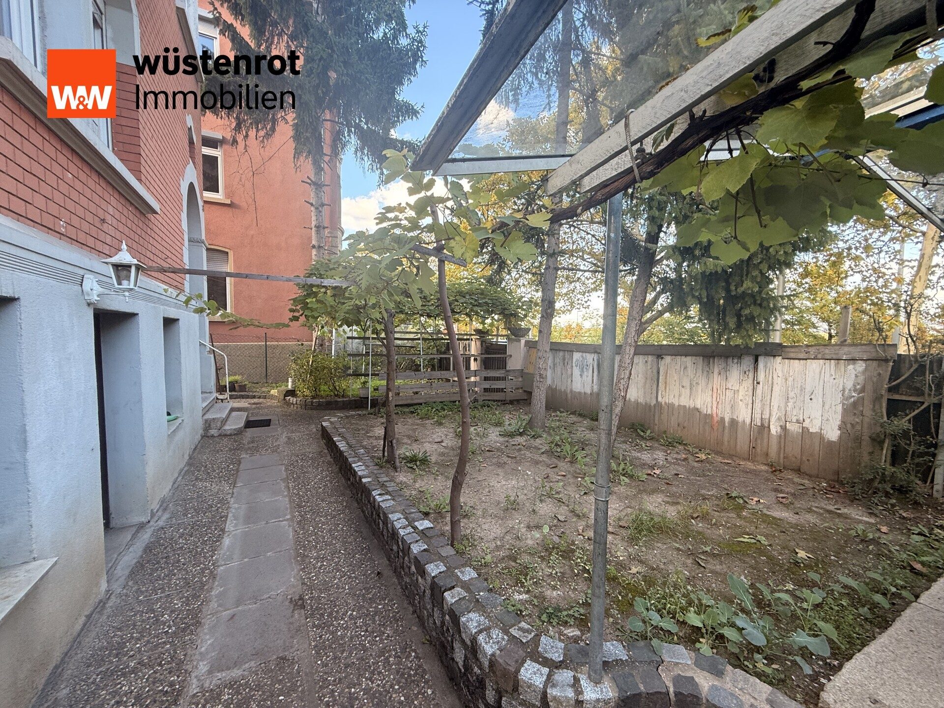 Immobilienangebot - Stuttgart / Zuffenhausen - Alle - Frei werdendes 3-Familienhaus mit Einliegerwohnung in Zuffenhausen, mit Garten, Balkon, 2 Garagen.