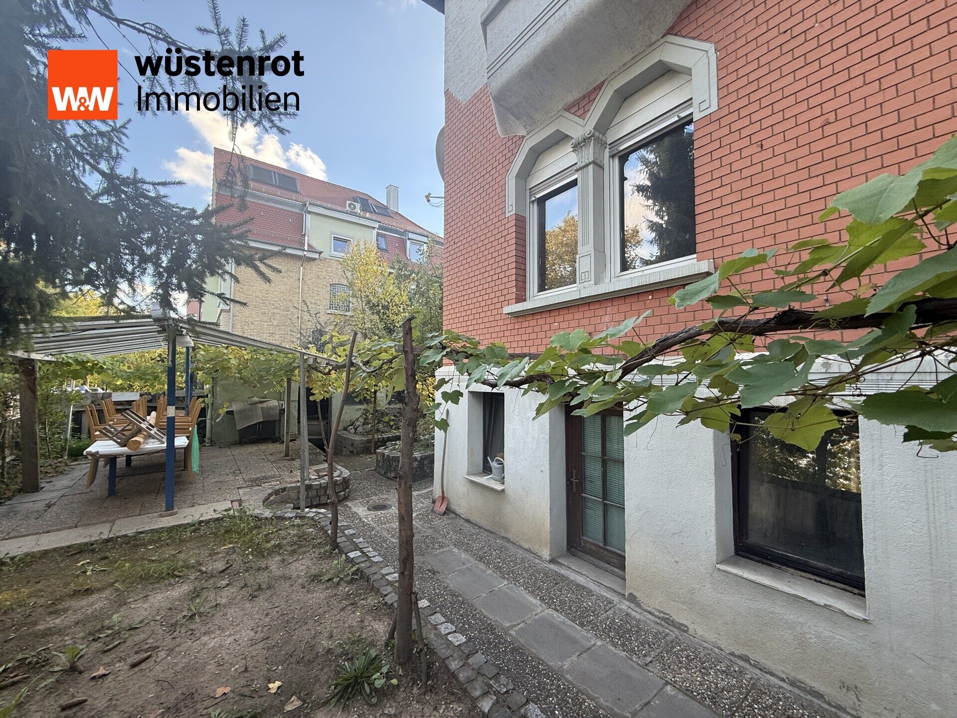 Immobilienangebot - Stuttgart / Zuffenhausen - Alle - Frei werdendes 3-Familienhaus mit Einliegerwohnung in Zuffenhausen, mit Garten, Balkon, 2 Garagen.