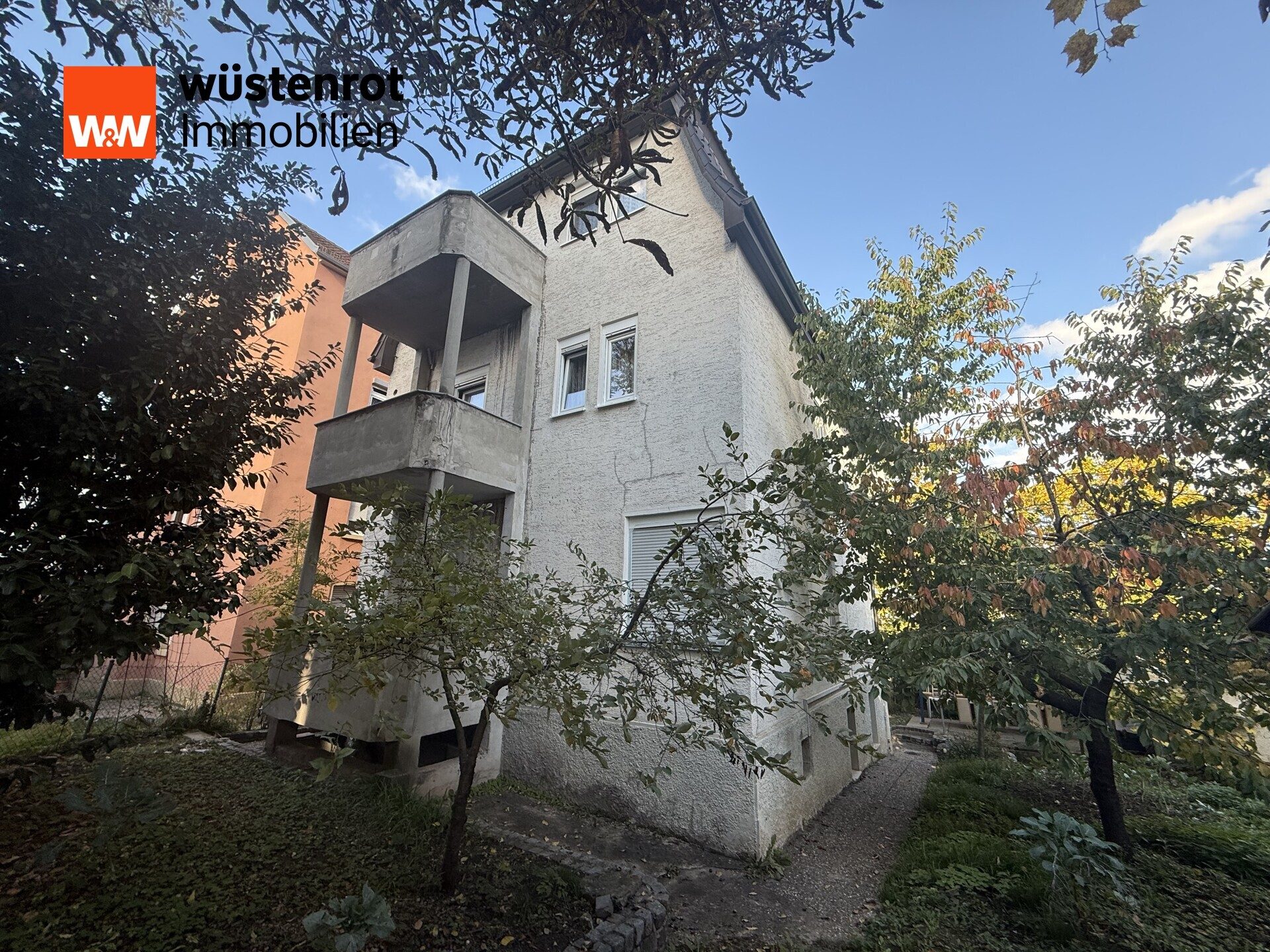 Immobilienangebot - Stuttgart / Zuffenhausen - Alle - Frei werdendes 3-Familienhaus mit Einliegerwohnung in Zuffenhausen, mit Garten, Balkon, 2 Garagen.