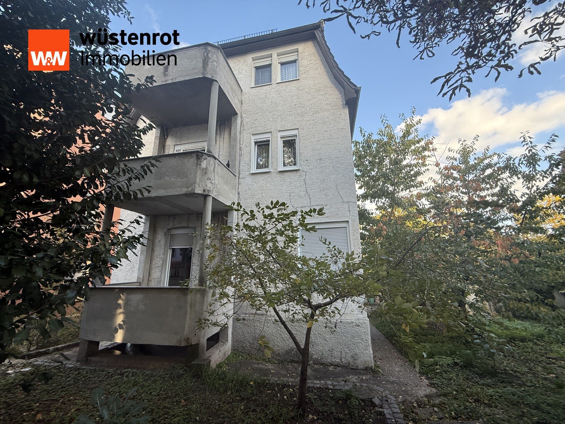 Immobilienangebot - Stuttgart / Zuffenhausen - Alle - Frei werdendes 3-Familienhaus mit Einliegerwohnung in Zuffenhausen, mit Garten, Balkon, 2 Garagen.