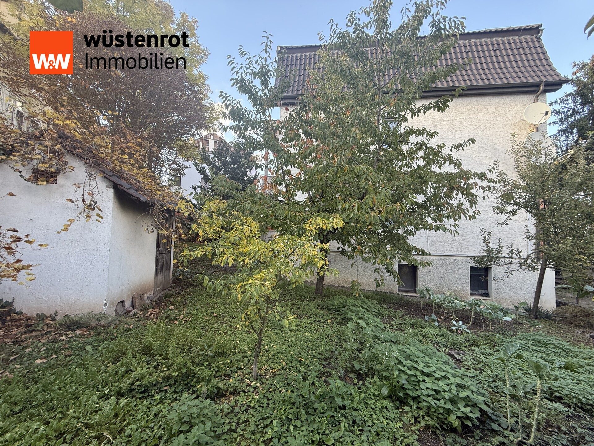 Immobilienangebot - Stuttgart / Zuffenhausen - Alle - Frei werdendes 3-Familienhaus mit Einliegerwohnung in Zuffenhausen, mit Garten, Balkon, 2 Garagen.