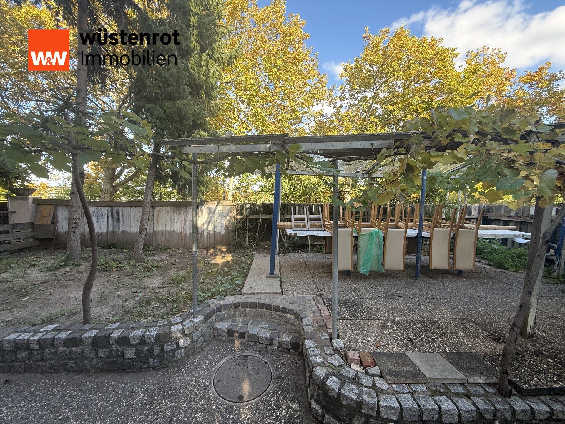 Immobilienangebot - Stuttgart / Zuffenhausen - Alle - Frei werdendes 3-Familienhaus mit Einliegerwohnung in Zuffenhausen, mit Garten, Balkon, 2 Garagen.