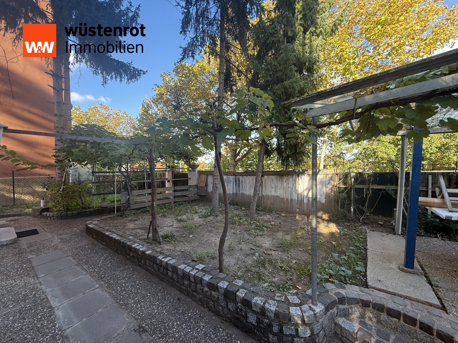 Immobilienangebot - Stuttgart / Zuffenhausen - Alle - Frei werdendes 3-Familienhaus mit Einliegerwohnung in Zuffenhausen, mit Garten, Balkon, 2 Garagen.