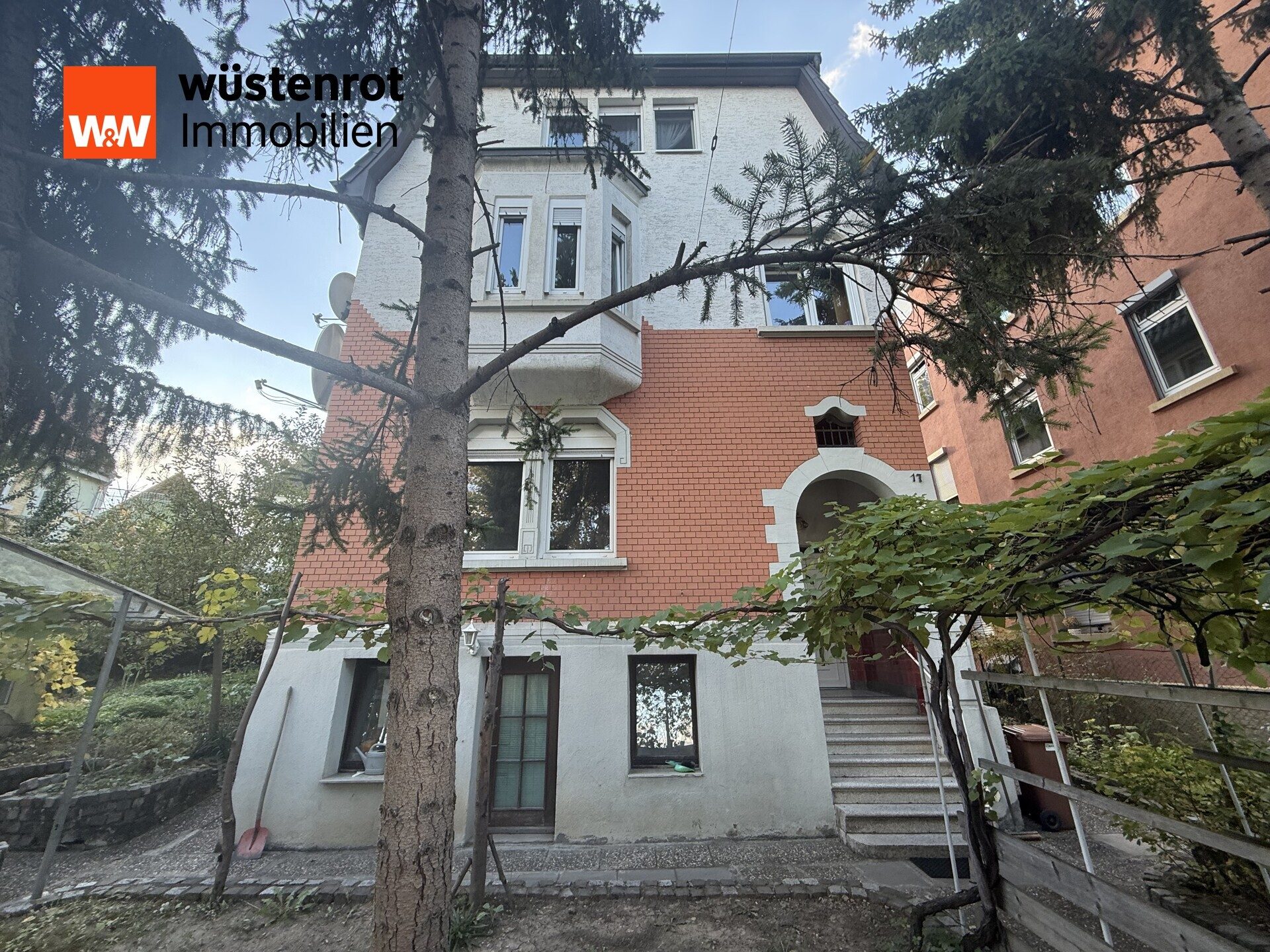 Immobilienangebot - Stuttgart / Zuffenhausen - Alle - Frei werdendes 3-Familienhaus mit Einliegerwohnung in Zuffenhausen, mit Garten, Balkon, 2 Garagen.