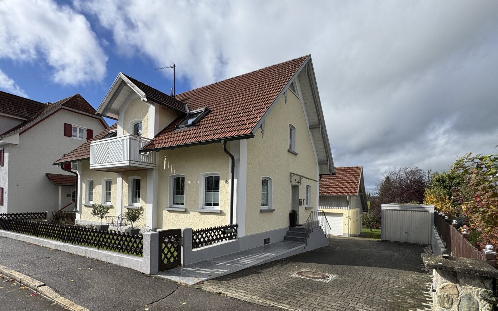 Immobilienangebot - Leutkirch im Allgäu / Gebrazhofen - Alle - Modernes Zweifamilienhaus mit Nebengebäude, Doppelgarage,  & riesigem Gartenparadies