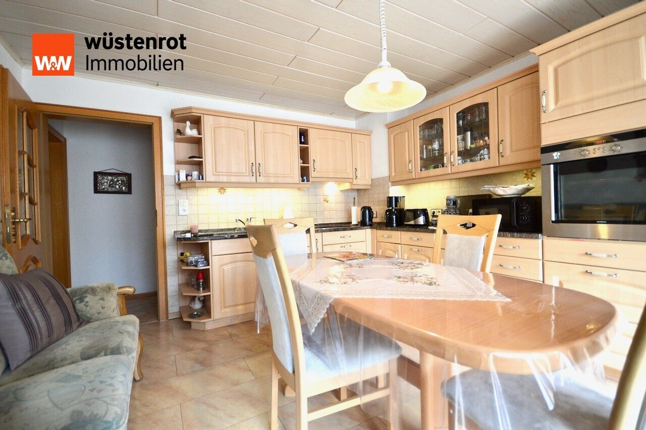 Immobilienangebot - Wolfhagen - Alle - +++ Gepflegtes 1-2 Familienwohnhaus mit 3 Garagen in ruhiger Lage direkt in Wolfhagen +++