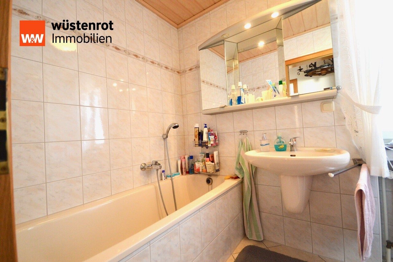 Immobilienangebot - Wolfhagen - Alle - +++ Gepflegtes 1-2 Familienwohnhaus mit 3 Garagen in ruhiger Lage direkt in Wolfhagen +++