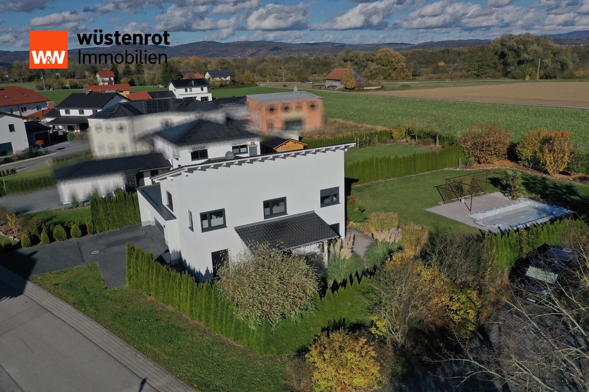 Immobilienangebot - Aholfing / Niedermotzing - Alle - Neuwertiges, modernes Einfamilienhaus auf 1.400 m² Grundstück mit Pool & Doppelgarage – Aholfing