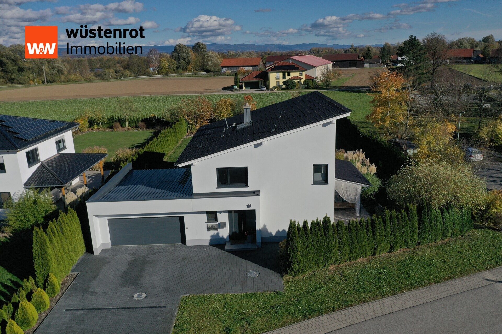 Immobilienangebot - Aholfing / Niedermotzing - Alle - Neuwertiges, modernes Einfamilienhaus auf 1.400 m² Grundstück mit Pool & Doppelgarage – Aholfing