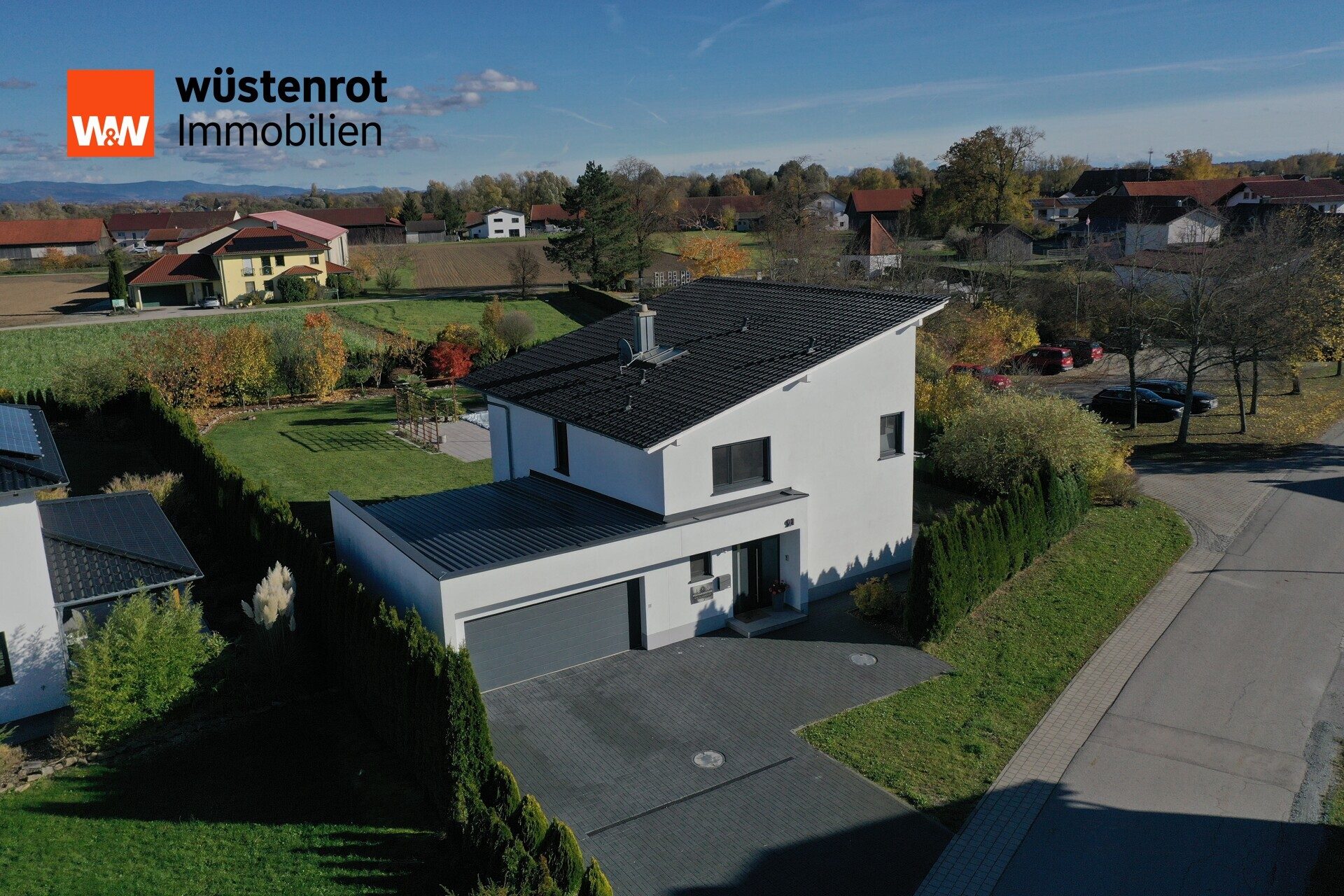 Immobilienangebot - Aholfing / Niedermotzing - Alle - Neuwertiges, modernes Einfamilienhaus auf 1.400 m² Grundstück mit Pool & Doppelgarage – Aholfing