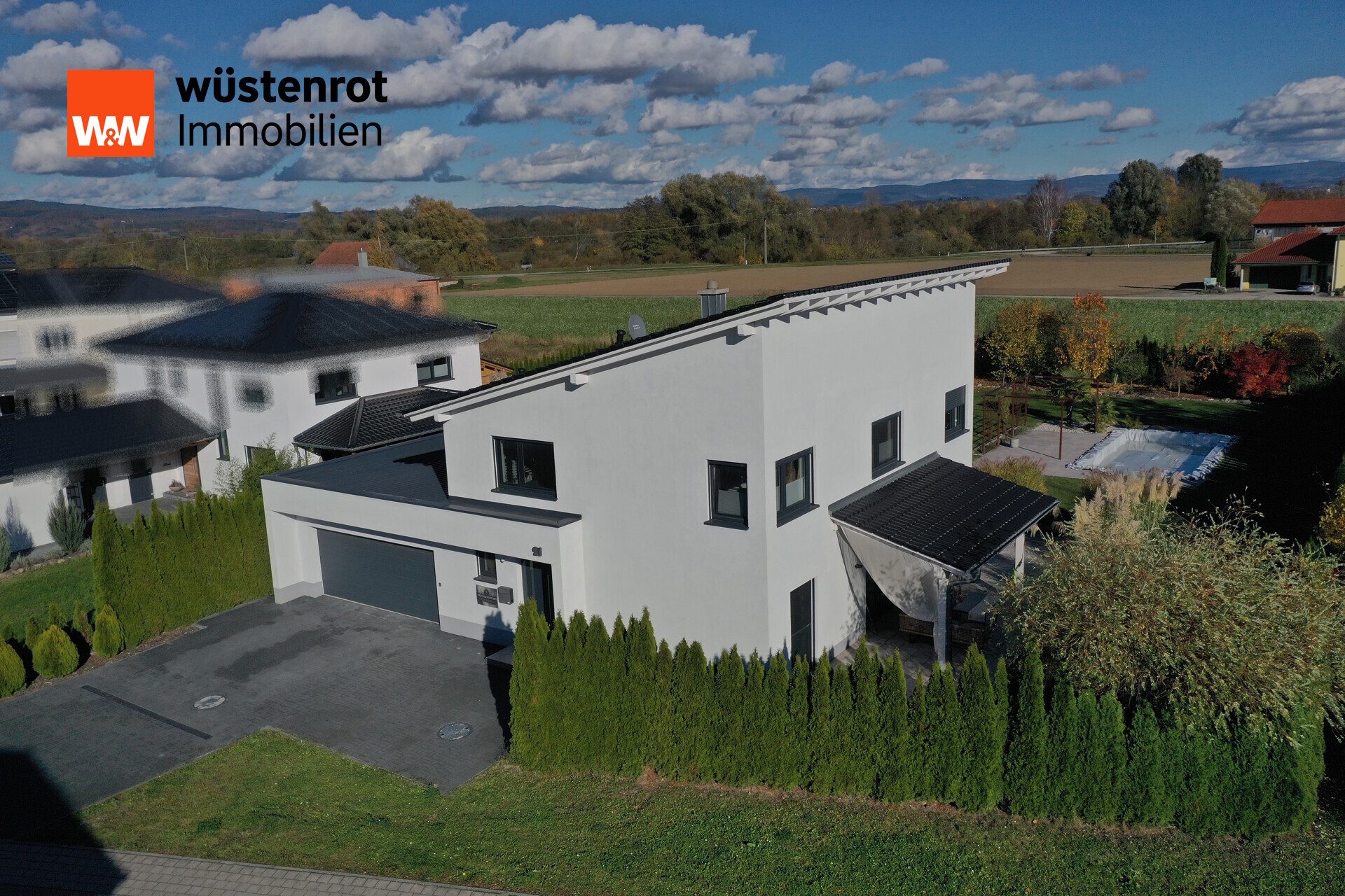 Immobilienangebot - Aholfing / Niedermotzing - Alle - Neuwertiges, modernes Einfamilienhaus auf 1.400 m² Grundstück mit Pool & Doppelgarage – Aholfing