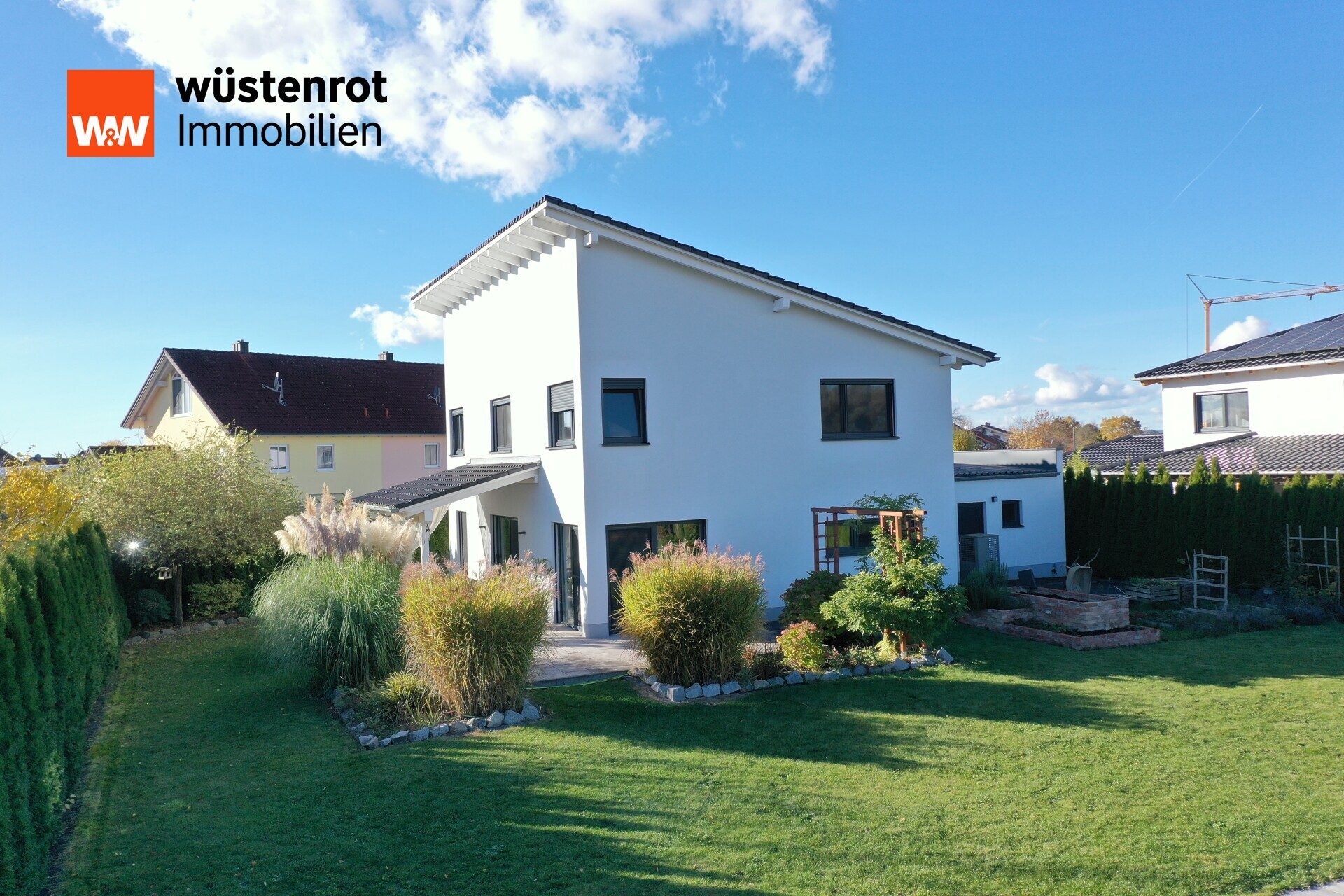 Immobilienangebot - Aholfing / Niedermotzing - Alle - Neuwertiges, modernes Einfamilienhaus auf 1.400 m² Grundstück mit Pool & Doppelgarage – Aholfing