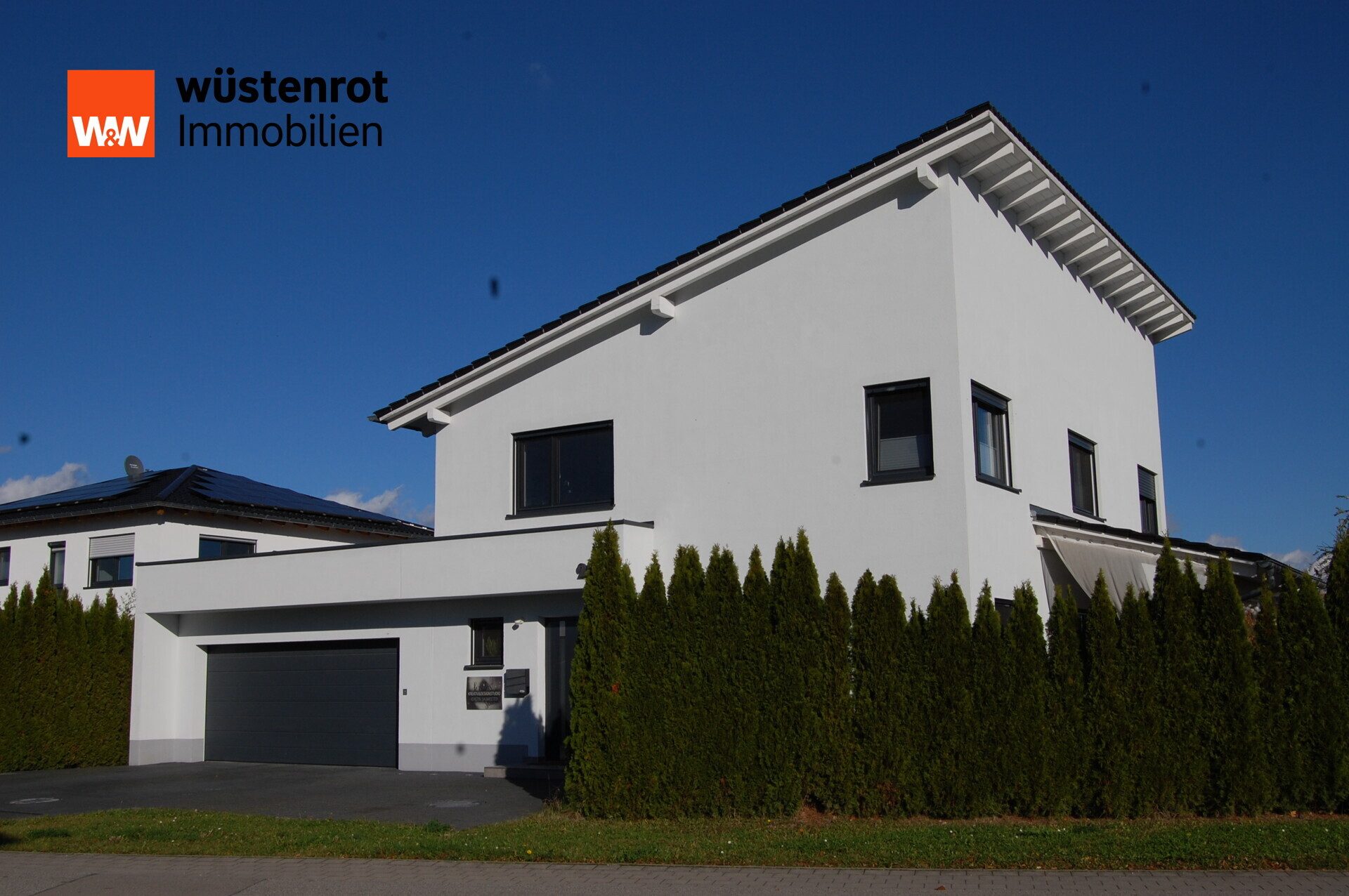 Immobilienangebot - Aholfing / Niedermotzing - Alle - Neuwertiges, modernes Einfamilienhaus auf 1.400 m² Grundstück mit Pool & Doppelgarage – Aholfing