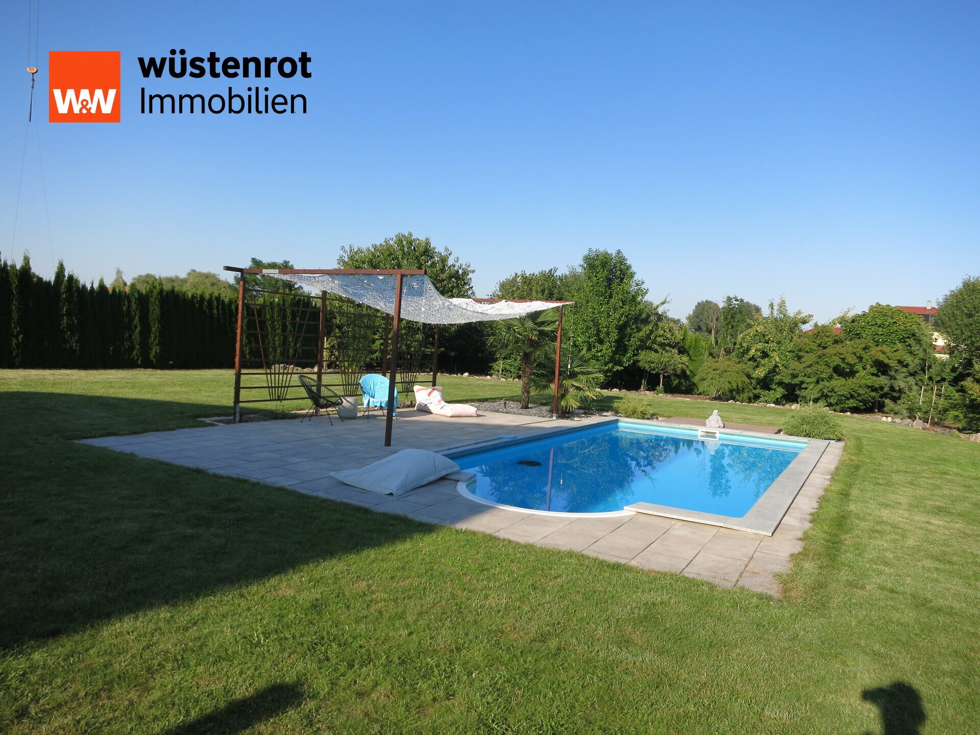 Immobilienangebot - Aholfing / Niedermotzing - Alle - Neuwertiges, modernes Einfamilienhaus auf 1.400 m² Grundstück mit Pool & Doppelgarage – Aholfing