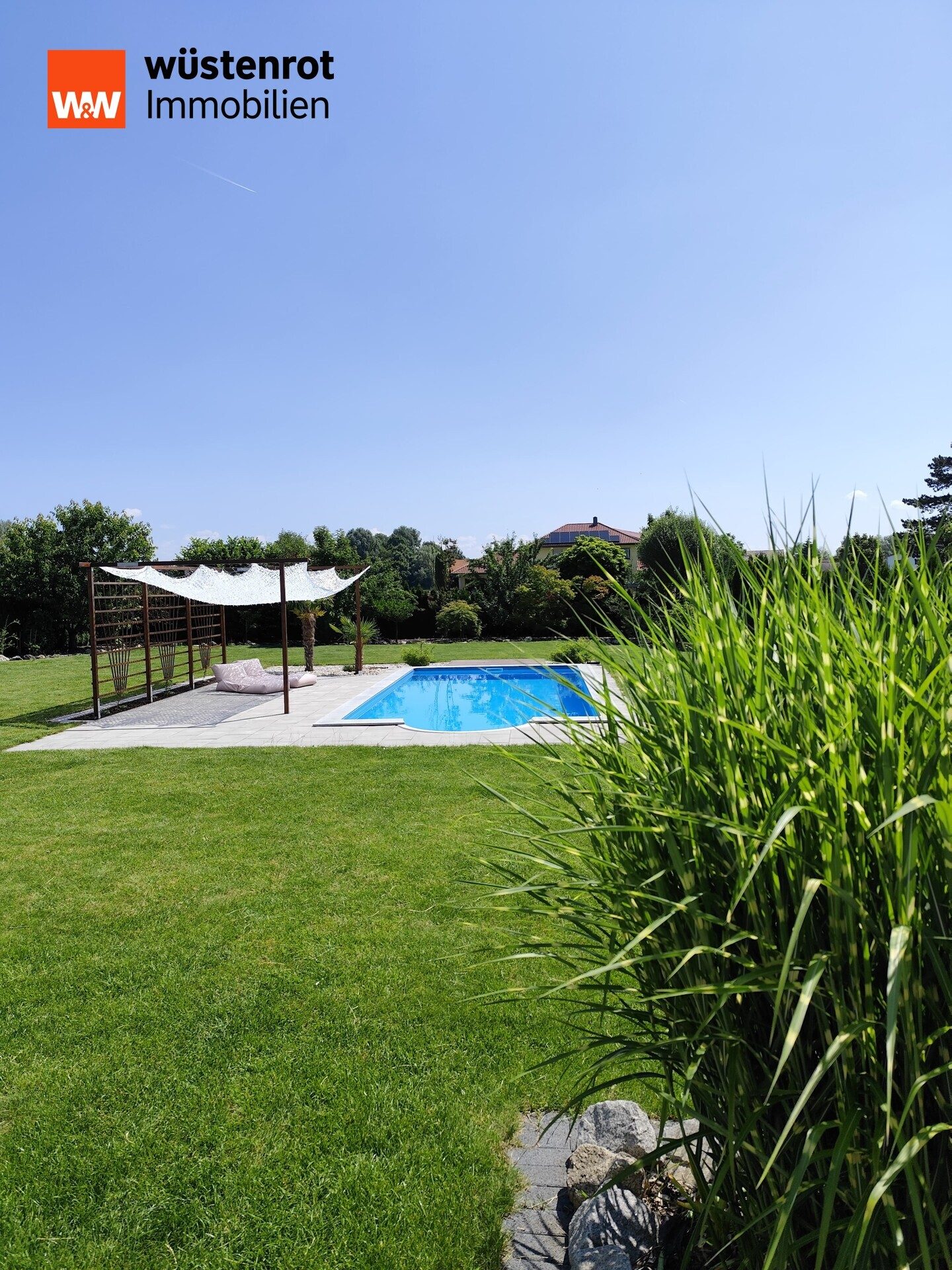 Immobilienangebot - Aholfing / Niedermotzing - Alle - Neuwertiges, modernes Einfamilienhaus auf 1.400 m² Grundstück mit Pool & Doppelgarage – Aholfing