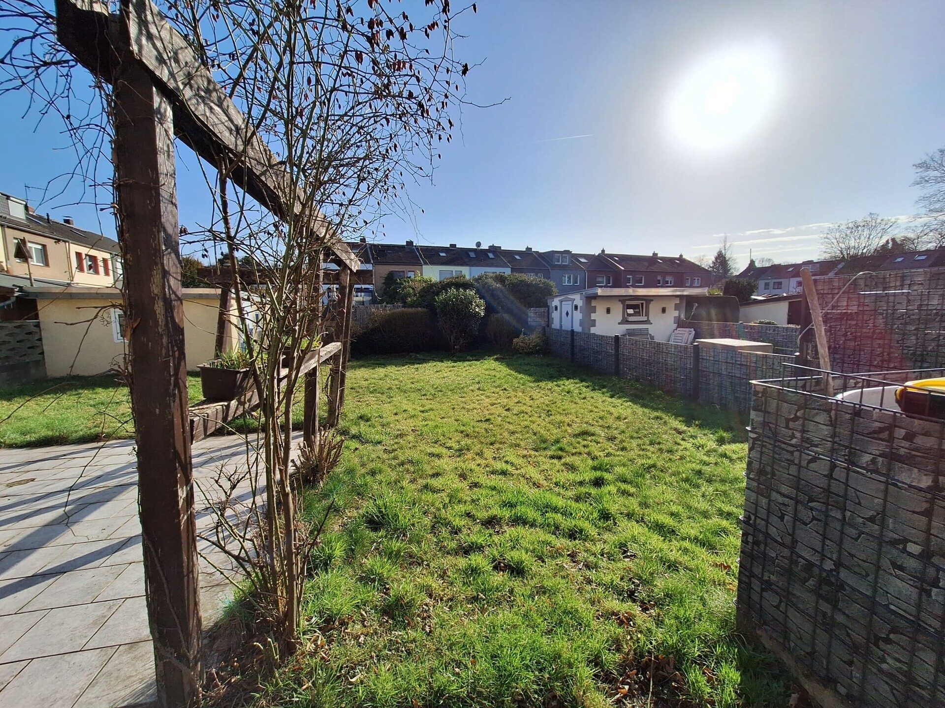 Immobilienangebot - Duisburg - Alle - Lust auf Garten? Charmantes Zweifamilienhaus mit Erker, Garten und Balkon sucht fleißige Handwerker!