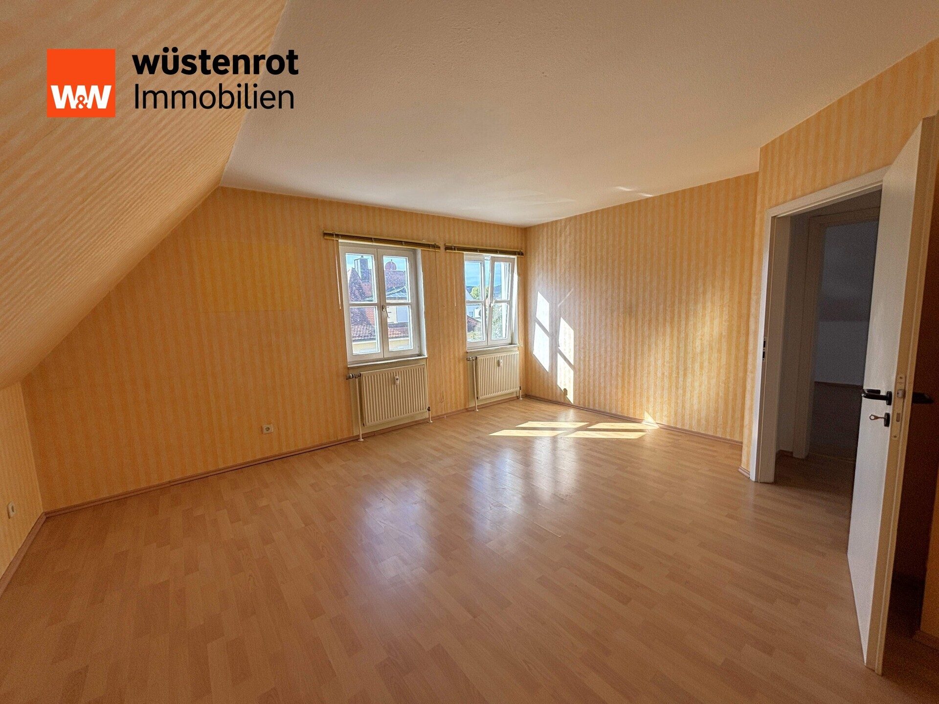 Immobilienangebot - Hersbruck - Alle - Über den Dächern Hersbrucks
Barrierefreie DG-Wohnung - ca. 96 m² - Loggia - TG-Stellplatz