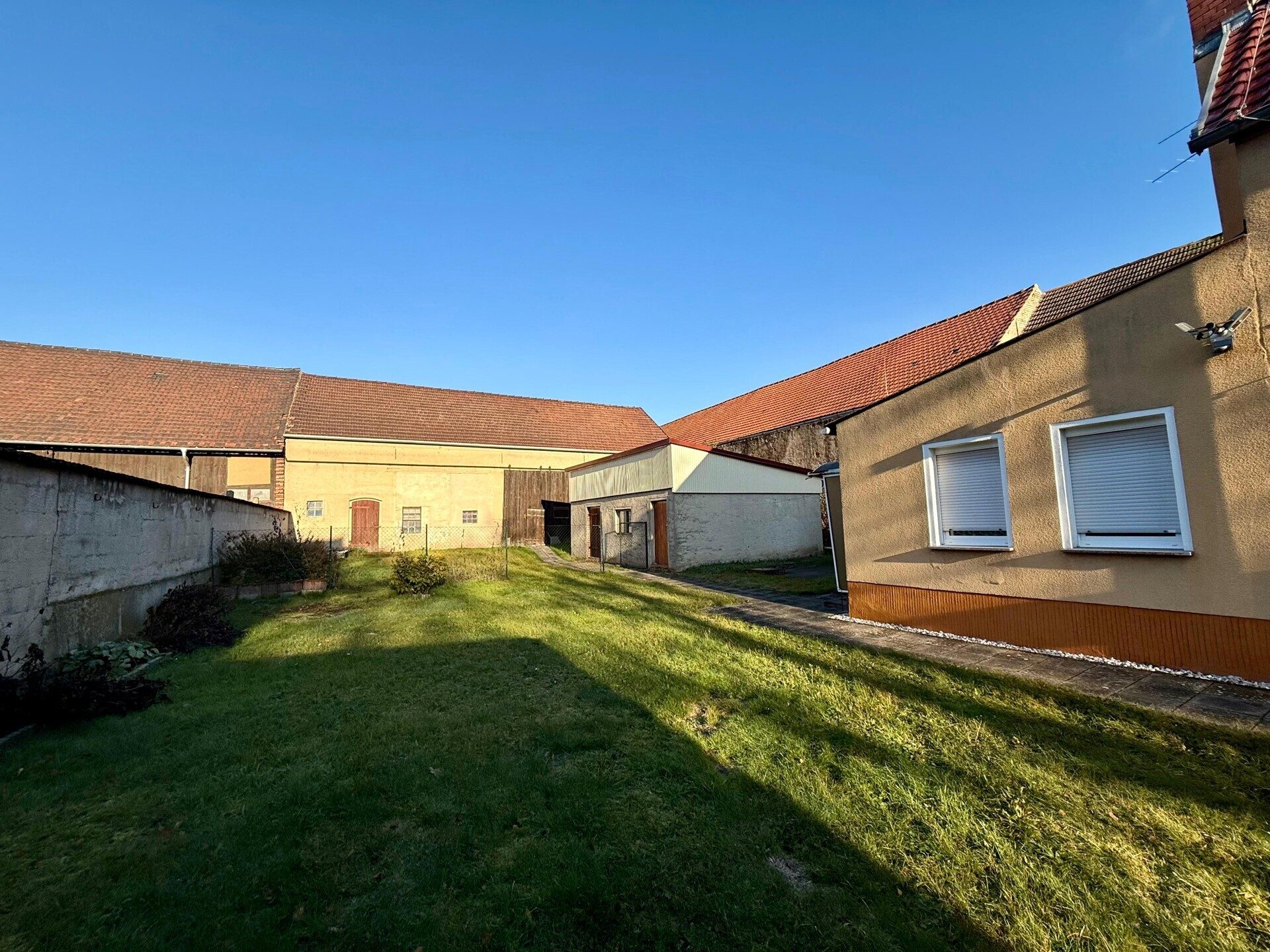 Immobilienangebot - Illmersdorf - Alle - Ländliches Anwesen mit Scheune, Werkstatt & 1.925 m² Grundstück in Illmersdorf