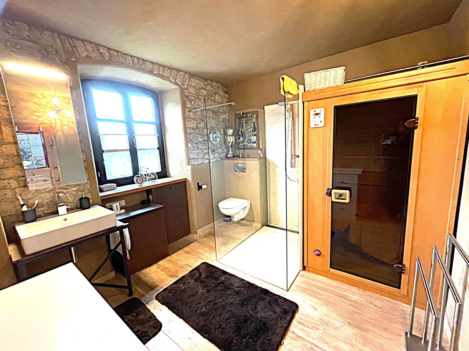 Immobilienangebot - Üxheim / Niederehe - Alle - Wohnen Sie da, wo andere Urlaub machen
1 Haus und 1 Wohnung  mit Doppelgarage
stilvoll - gemütlich