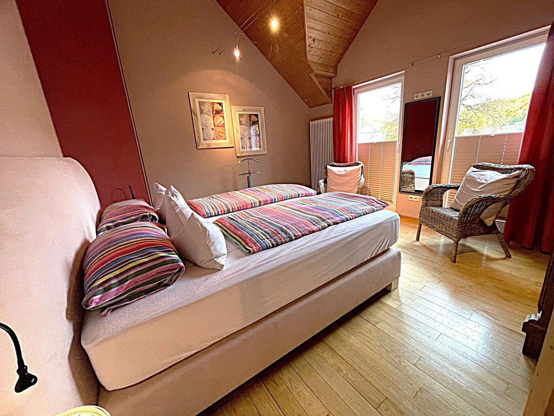 Immobilienangebot - Üxheim / Niederehe - Alle - Wohnen Sie da, wo andere Urlaub machen
1 Haus und 1 Wohnung  mit Doppelgarage
stilvoll - gemütlich
