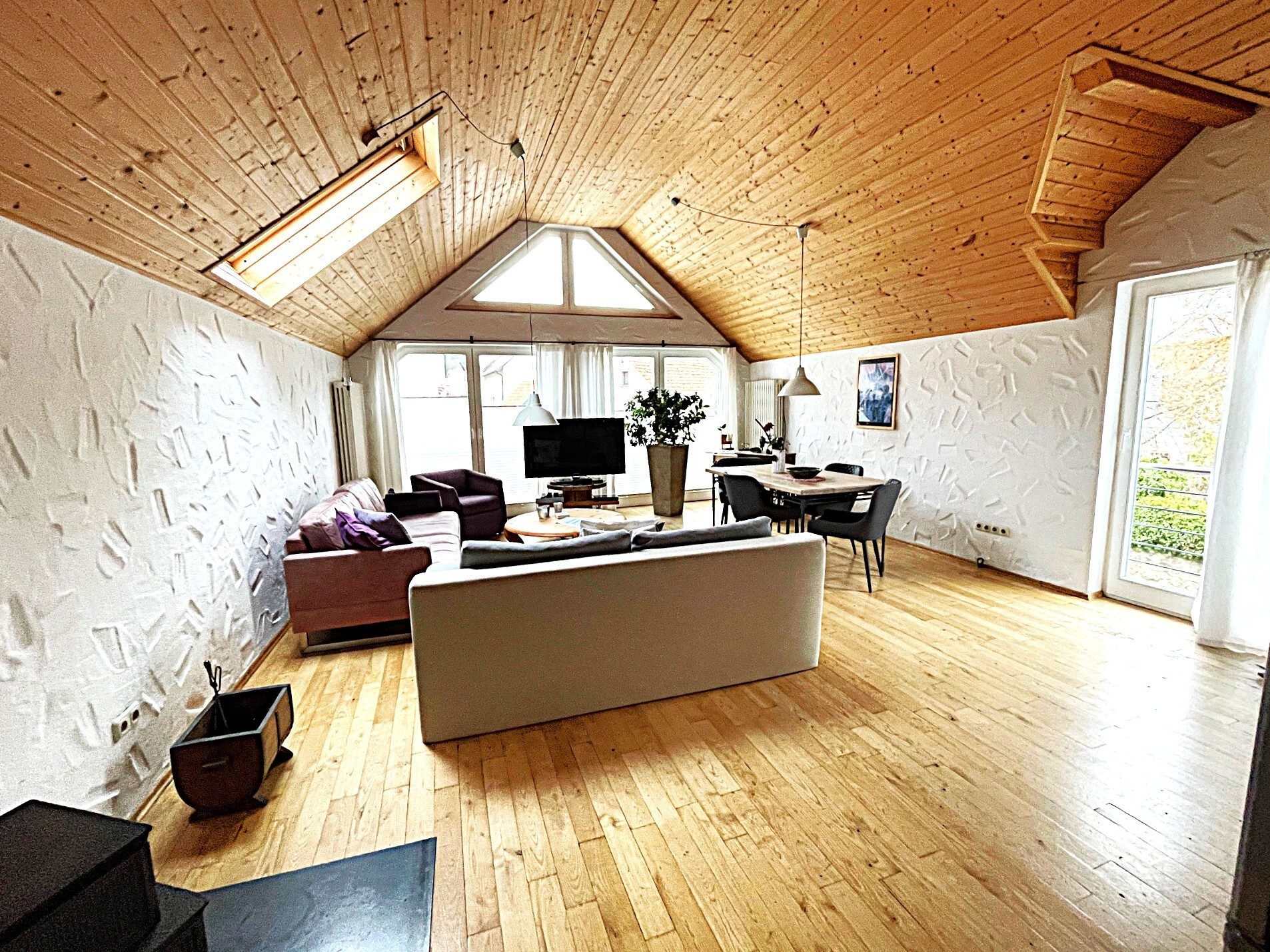 Immobilienangebot - Üxheim / Niederehe - Alle - Wohnen Sie da, wo andere Urlaub machen
1 Haus und 1 Wohnung  mit Doppelgarage
stilvoll - gemütlich