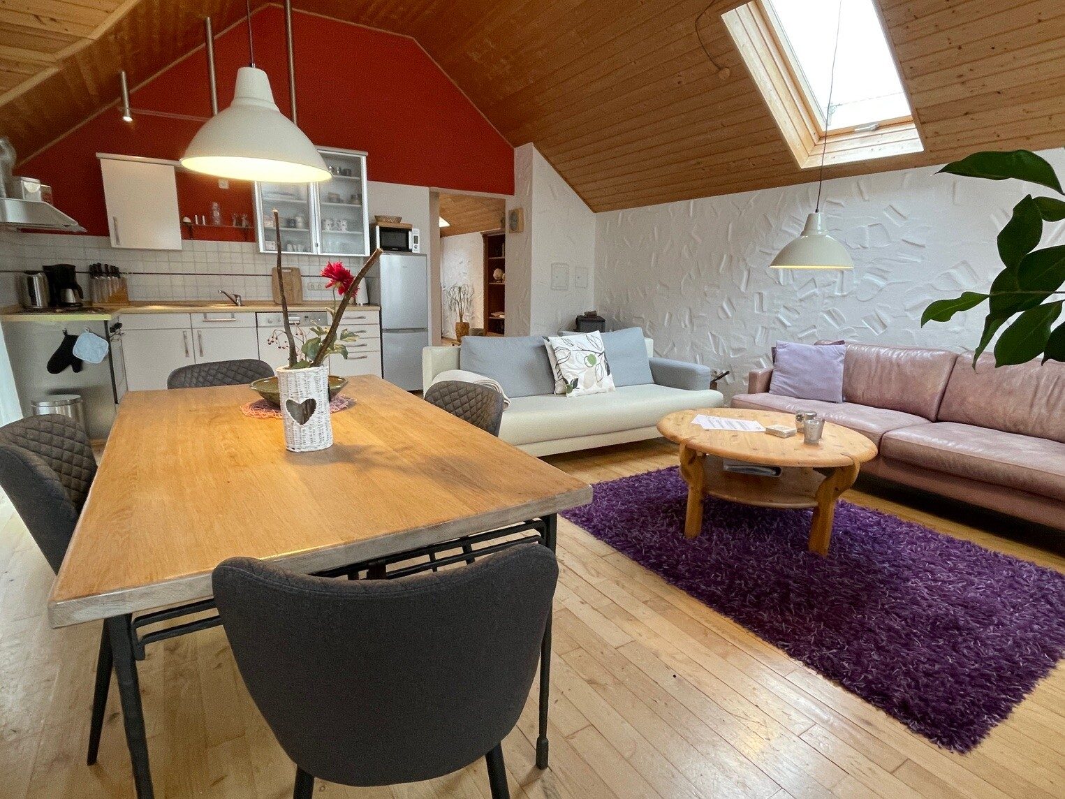 Immobilienangebot - Üxheim / Niederehe - Alle - Wohnen Sie da, wo andere Urlaub machen
1 Haus und 1 Wohnung  mit Doppelgarage
stilvoll - gemütlich