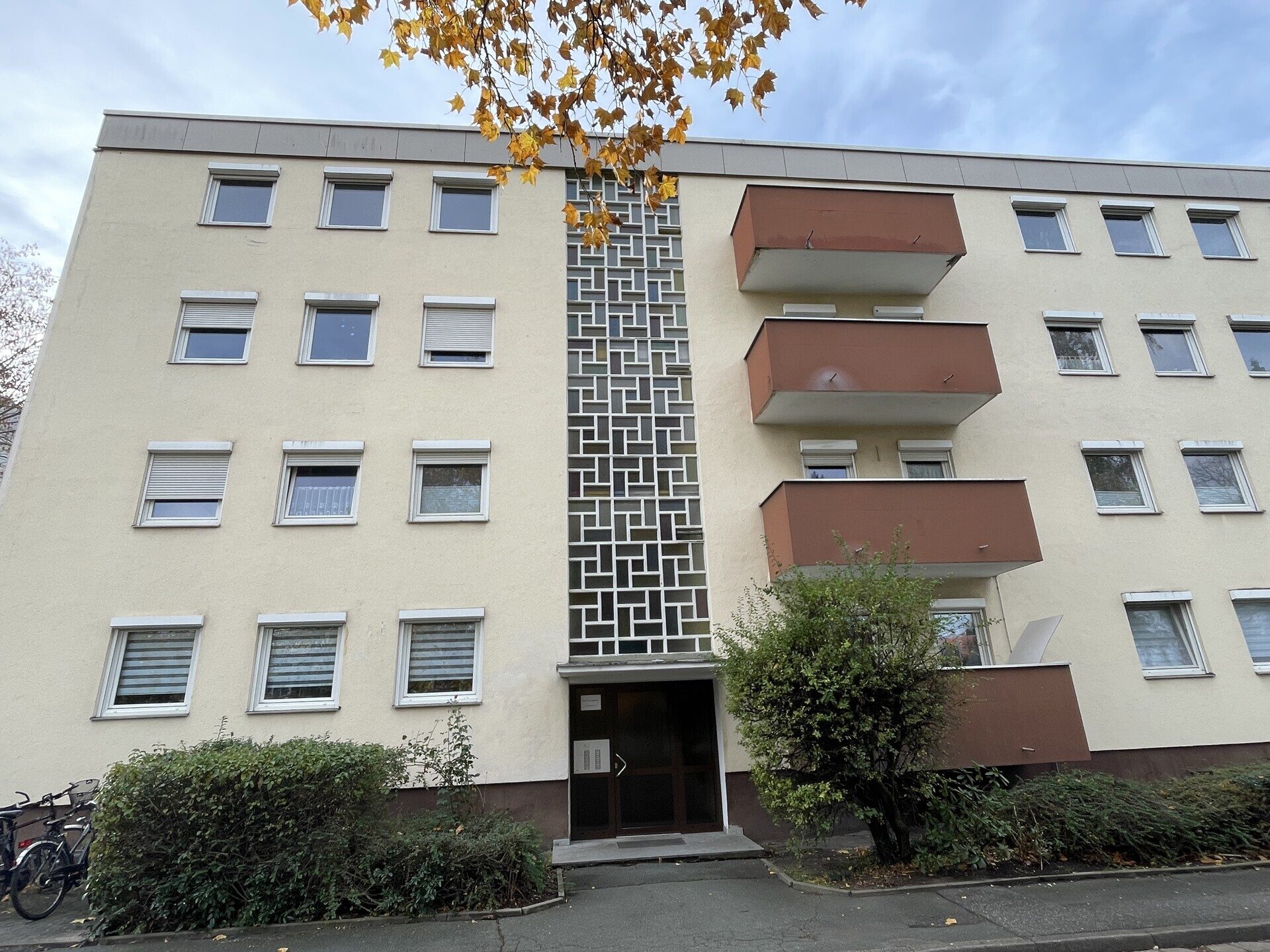 Immobilienangebot - Erlangen - Alle - Top renovierte 3-Zi-Dachgeschoss-Eck-ETW in Erlangen-Bruck mit 7 m² großer West-Loggia!