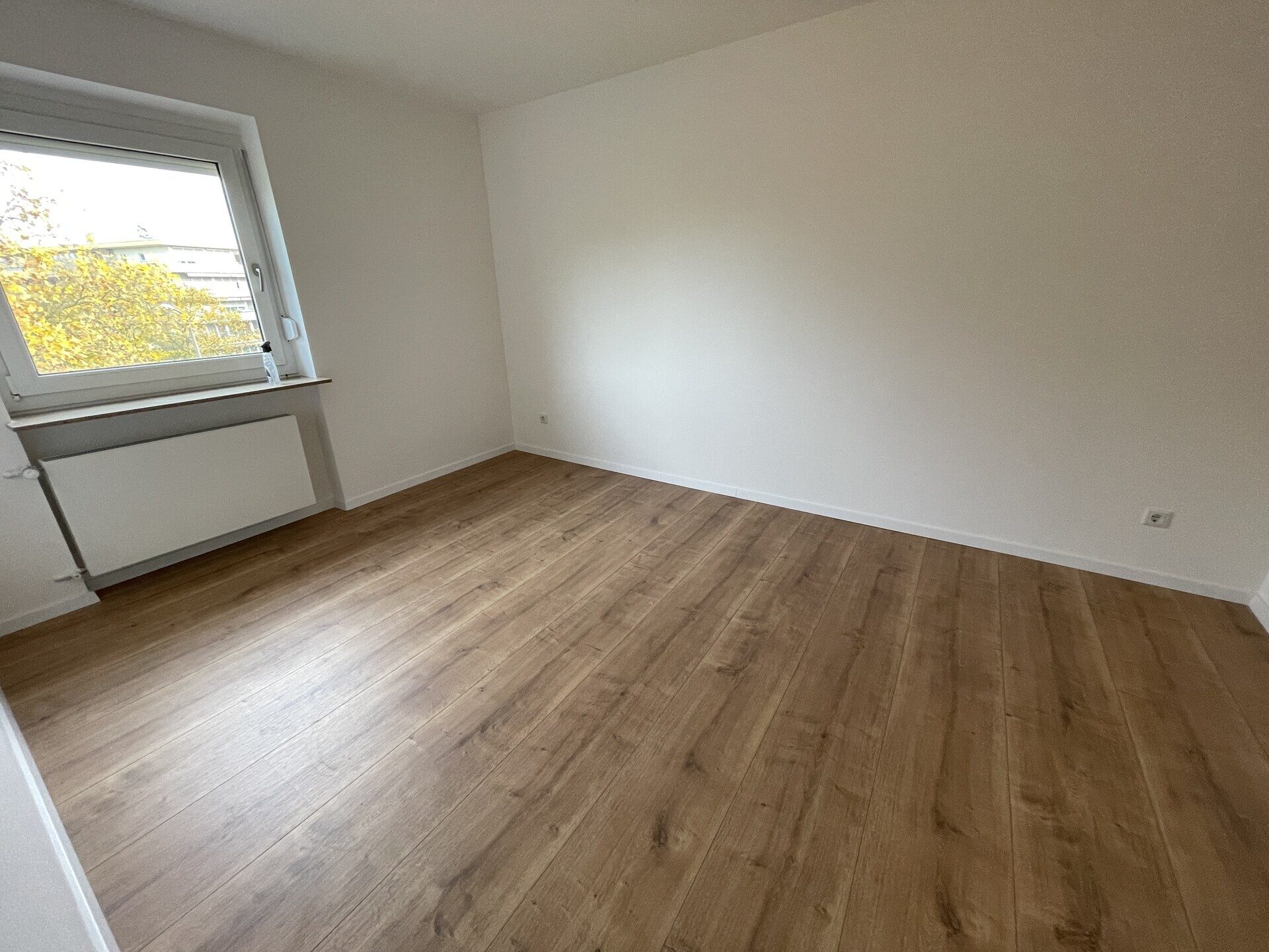 Immobilienangebot - Erlangen - Alle - Top renovierte 3-Zi-Dachgeschoss-Eck-ETW in Erlangen-Bruck mit 7 m² großer West-Loggia!