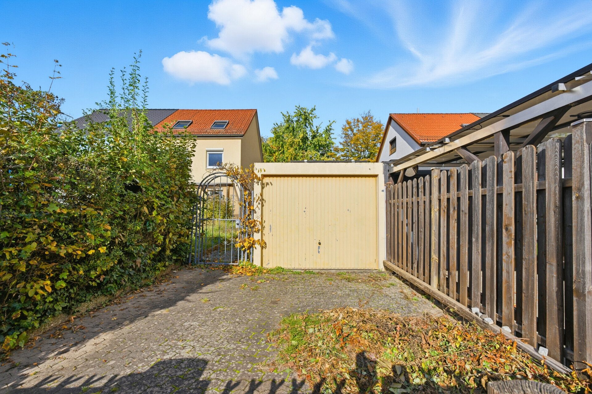 Immobilienangebot - Nürnberg - Alle - Doppelhaushälfte mit sechs Zimmern und großem Grundstück 
in ruhiger Wohnlage.

Nürnberg-Moorenbrunn