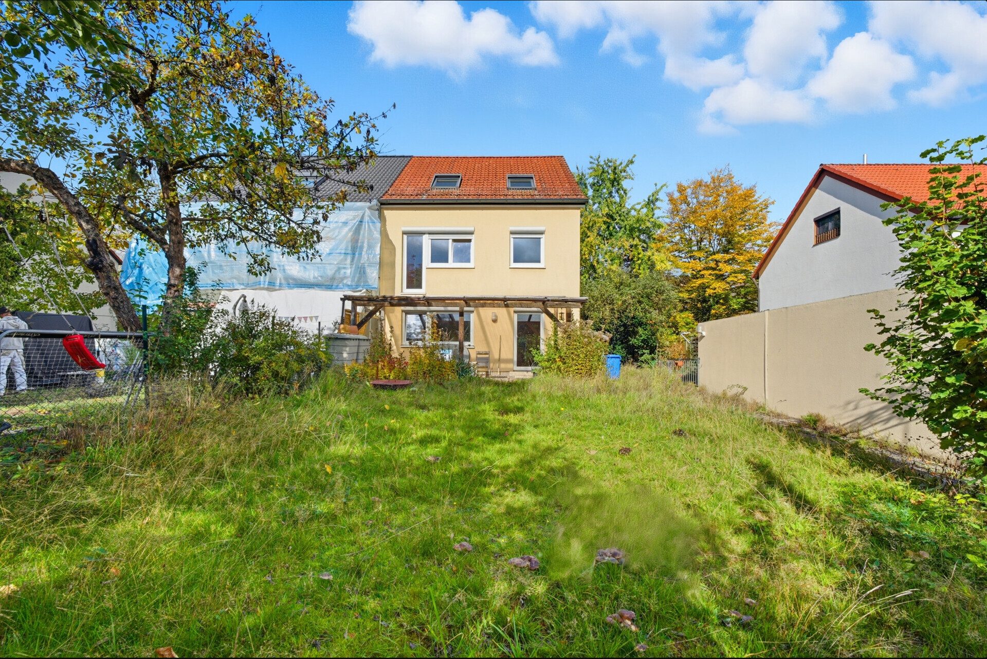 Immobilienangebot - Nürnberg - Alle - Doppelhaushälfte mit sechs Zimmern und großem Grundstück 
in ruhiger Wohnlage.

Nürnberg-Moorenbrunn